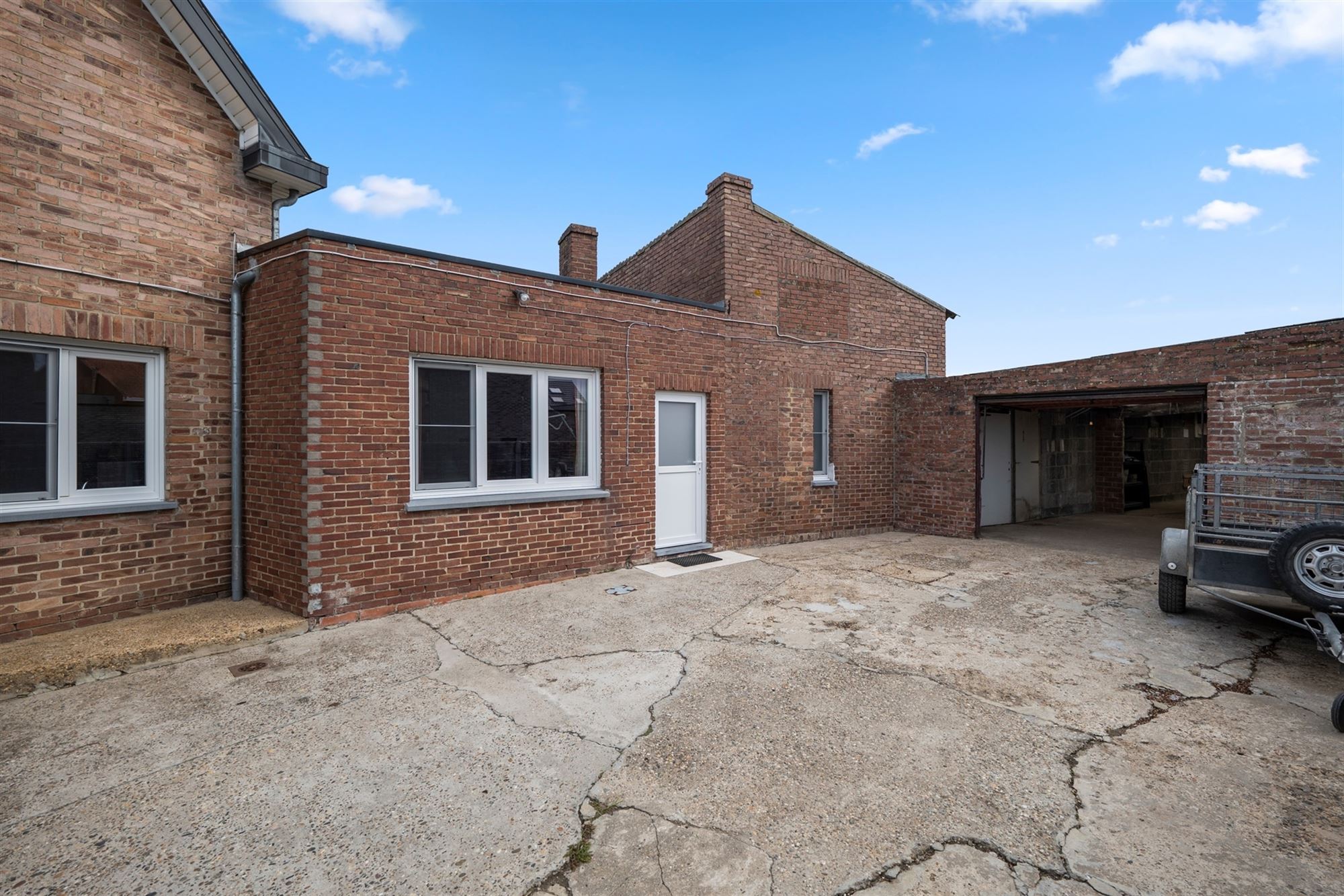 OP TE FRISSEN GEZINSWONING MET GARAGE EN STALLEN VAN MEER DAN 200M² OP EEN TOPLOCATIE IN ZEPPEREN foto 6