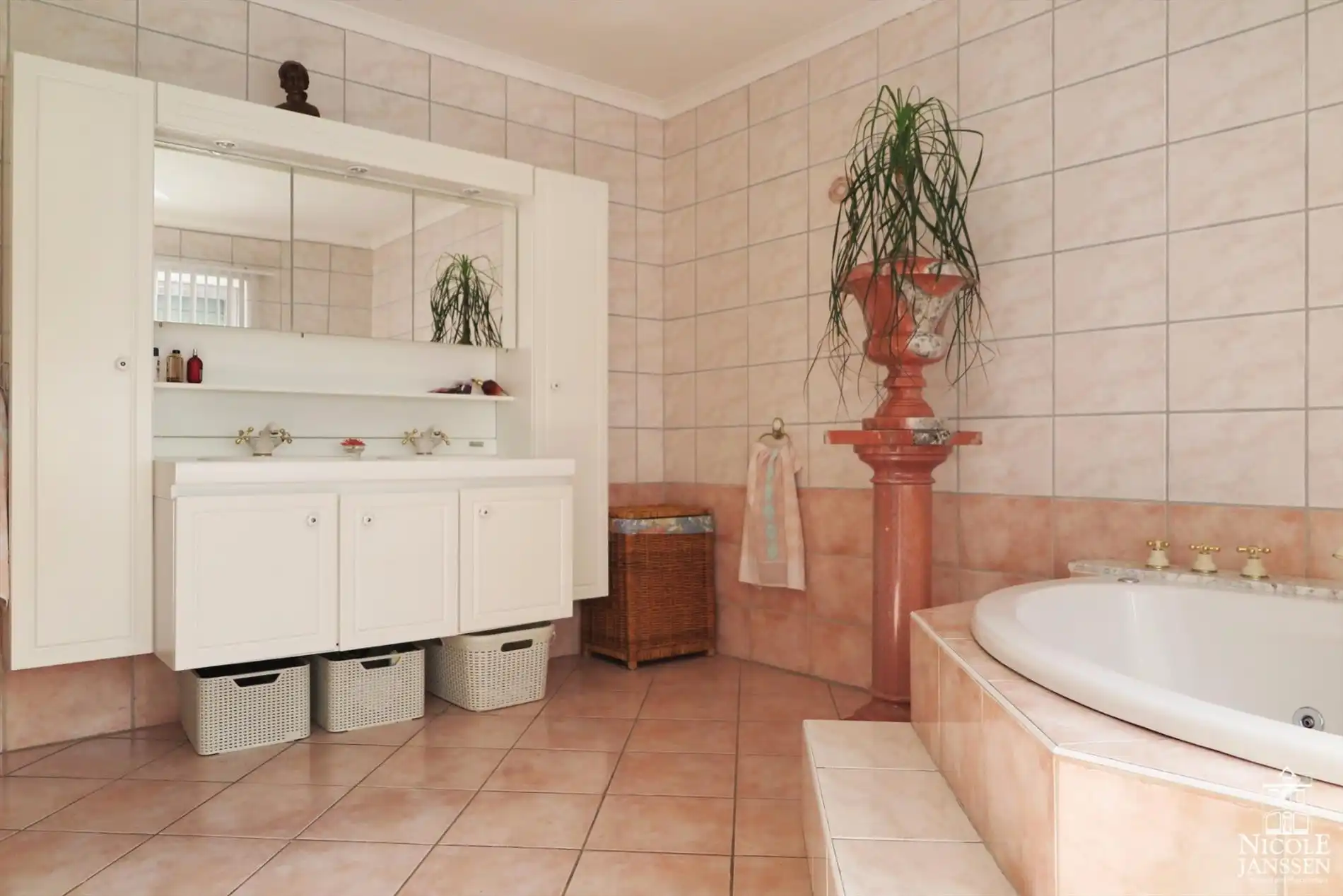 Praktisch split-level huis met mooi aangelegde tuin, zwembad en inpandige garage foto 14