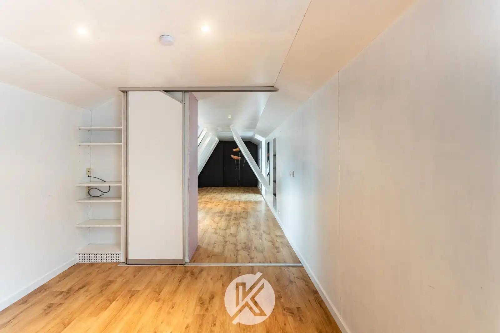 Ruime woning met uitzicht op omliggend landschap foto 23