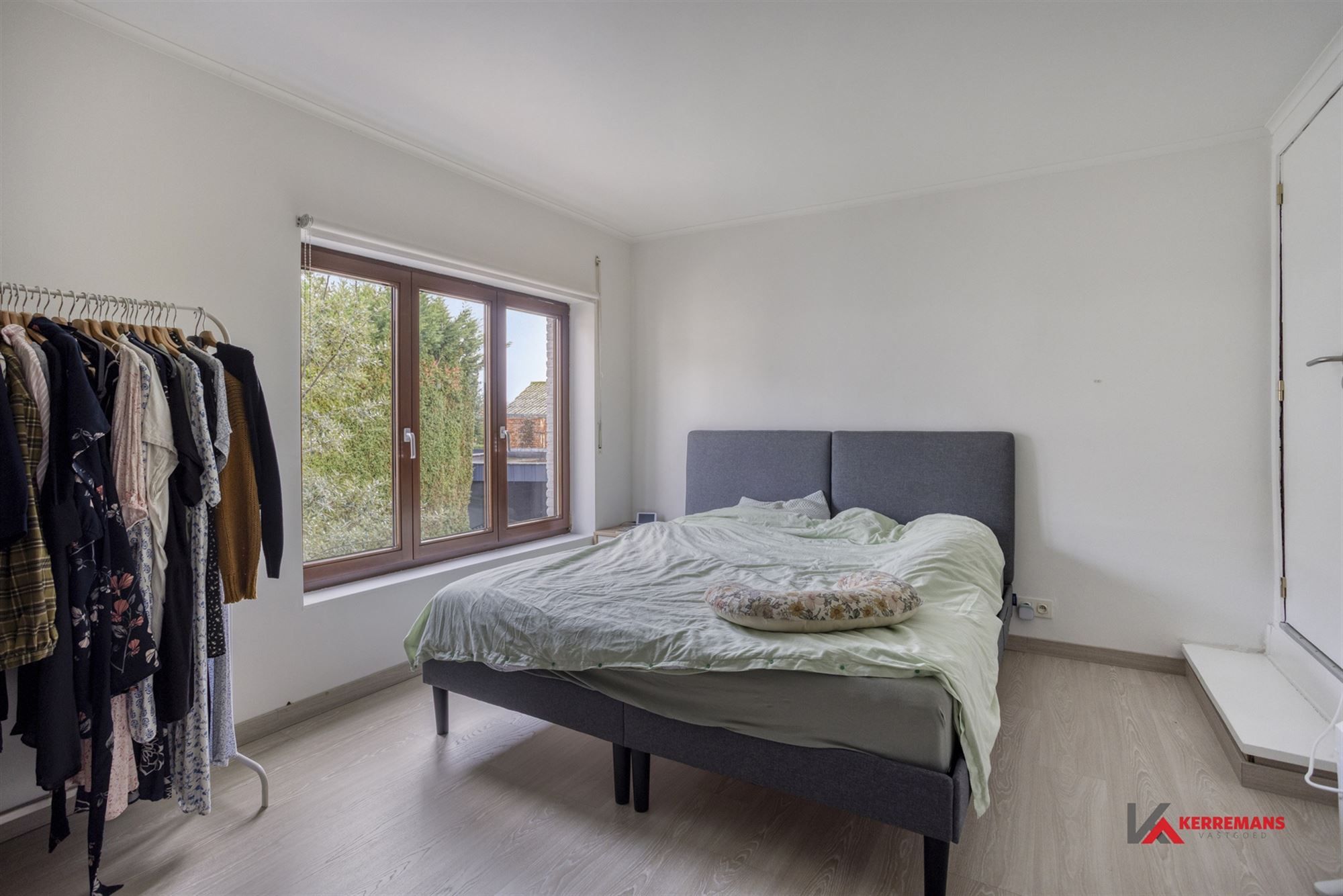 Instapklare woning met 4 slaapkamers , tuin en garage. foto 14