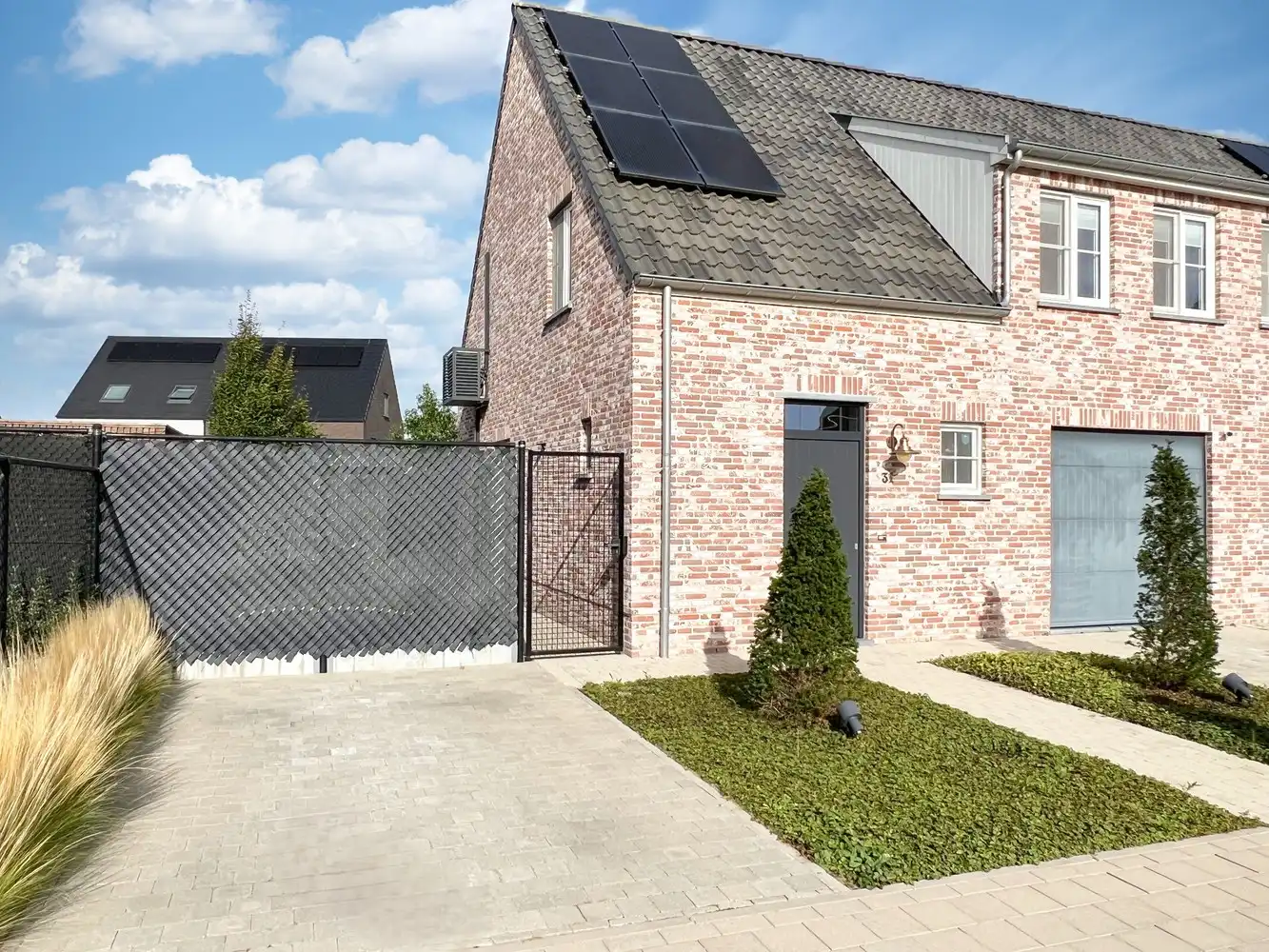Recente, smaakvolle woning (3 slpks) + aangelegde tuin! foto {{pictureIndex}}