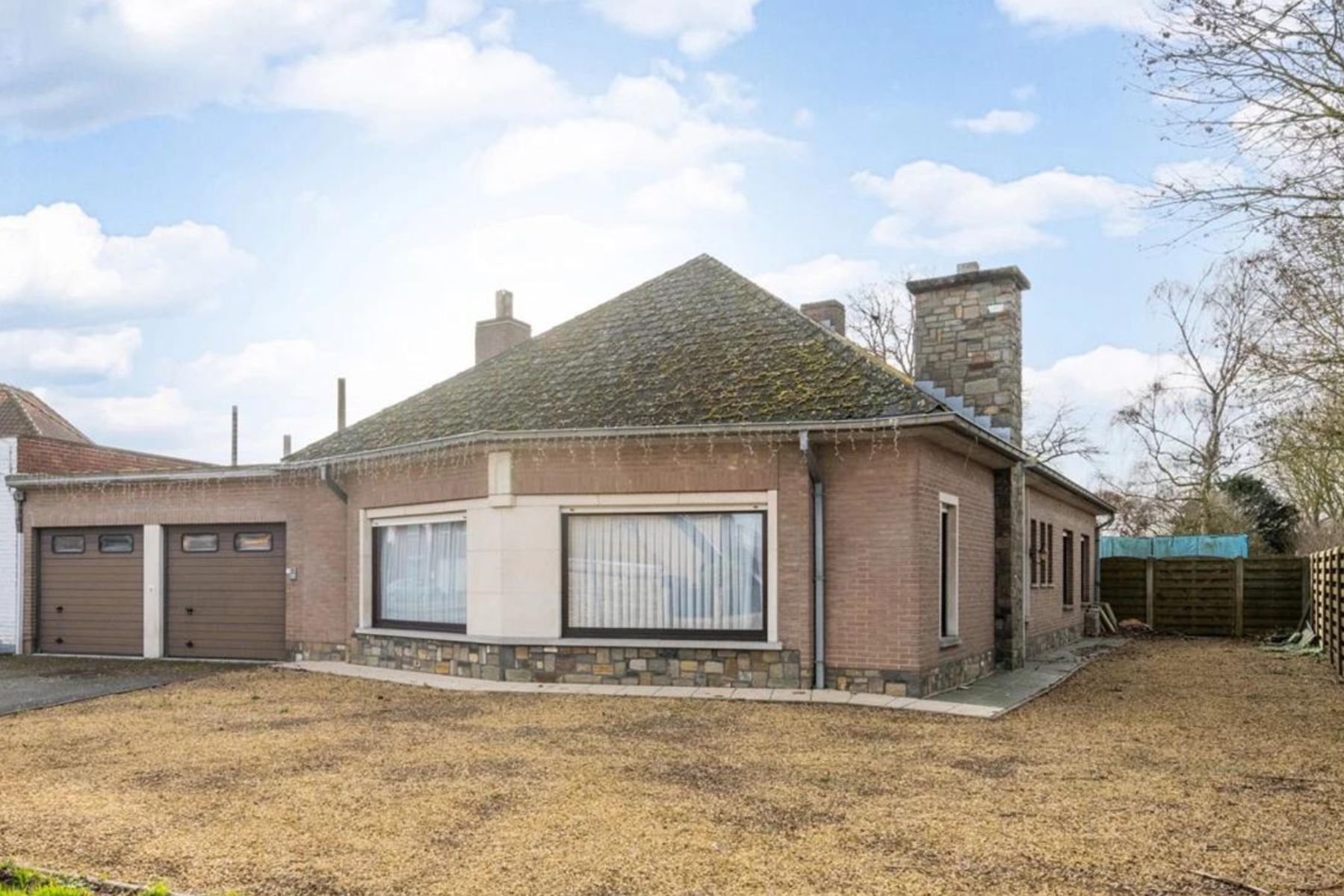 Alleenstaande woning met 4 slpk en tuin op 6,6 are  foto 1