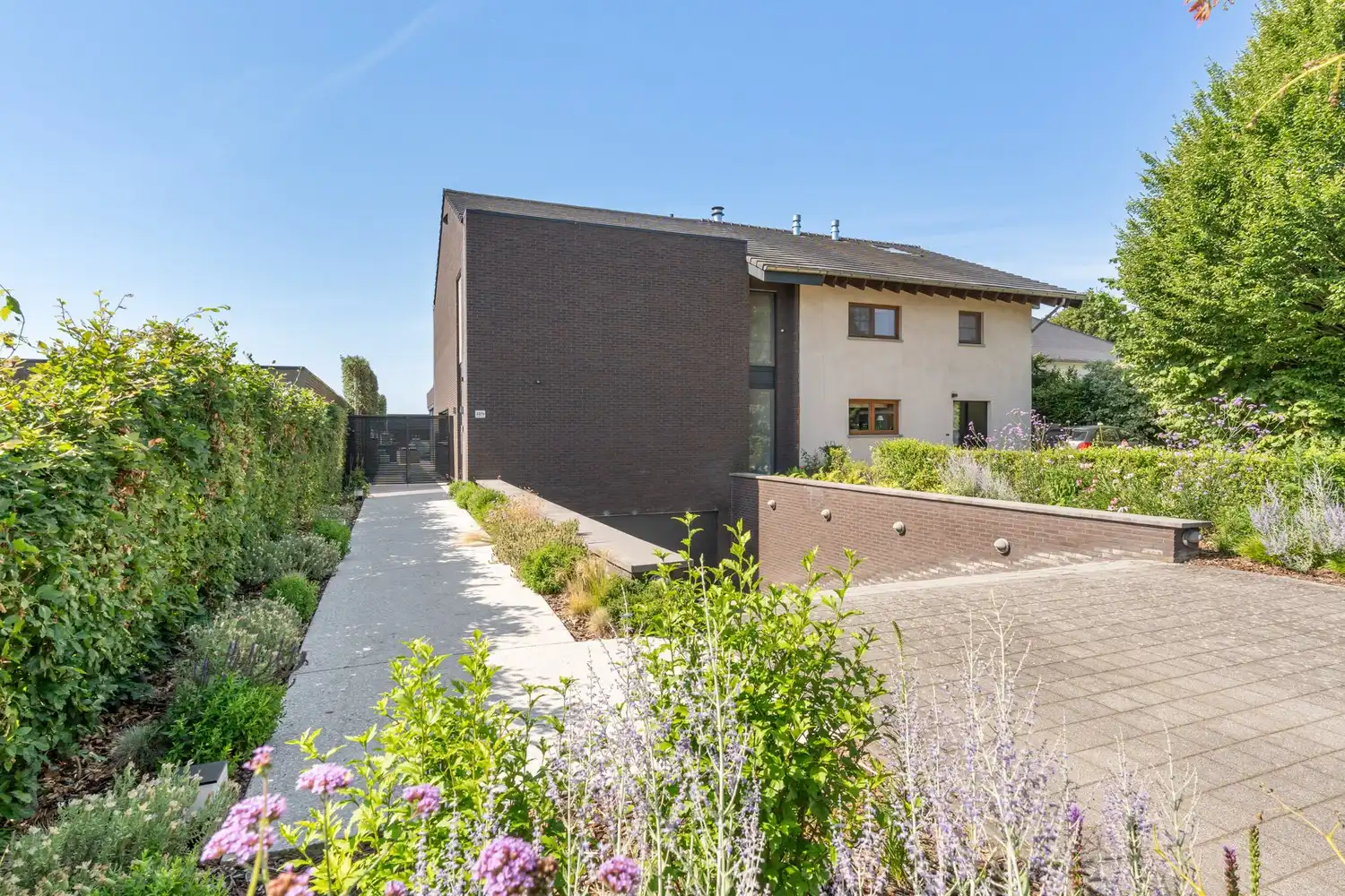 Instapklare en energiezuinige halfopen bebouwing met zuidgerichte tuin en vrij uitzicht op het groen! foto 2