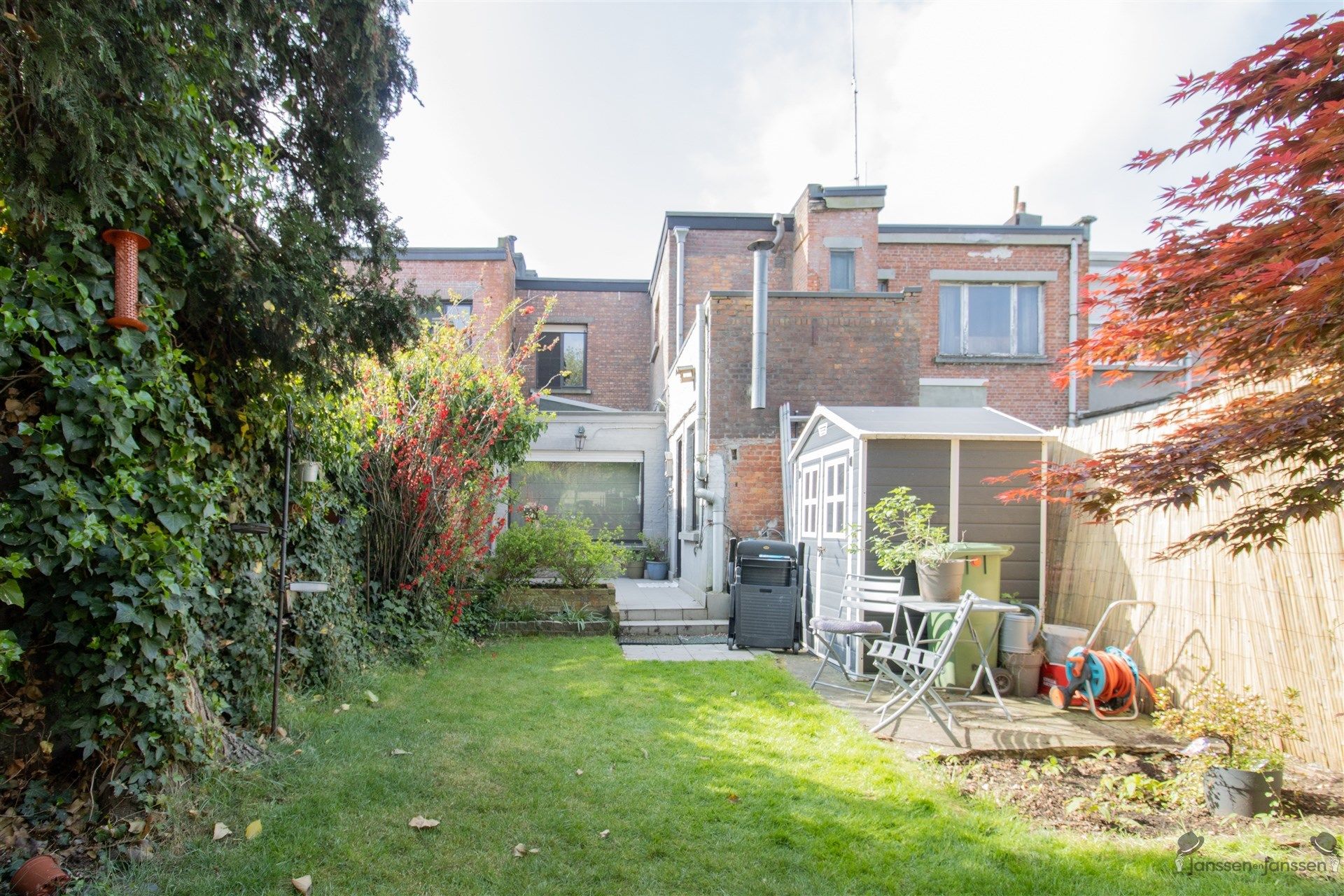Op te frissen woning met 2 tot 3 slaapkamers op 203 m² foto 2