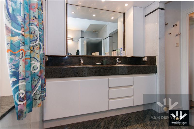 STIJLVOLLE HOB MET MODERN COMFORT EN ZWEMBAD foto 23