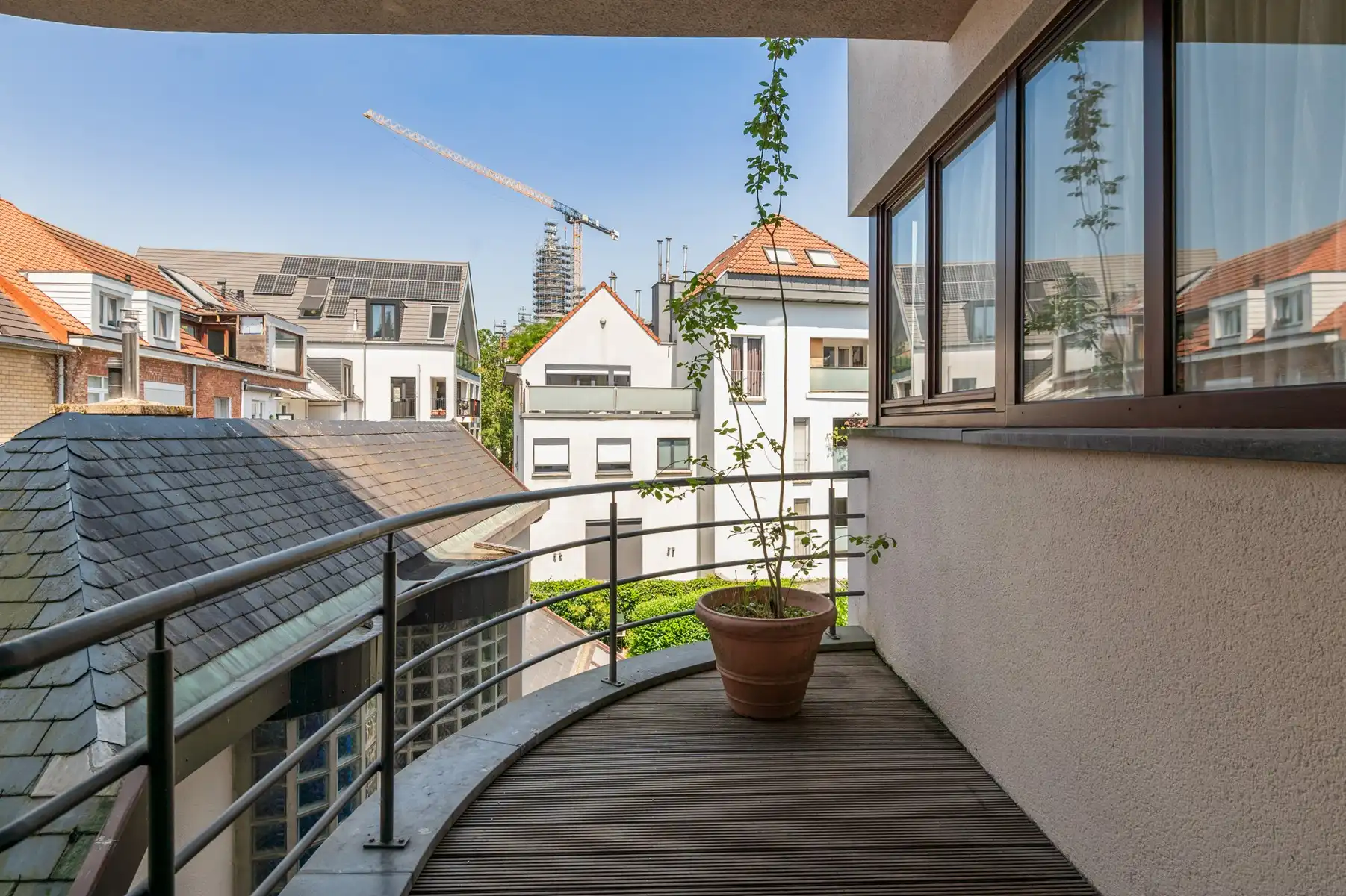Lichtrijk appartement met terras op uitstekende locatie foto 3