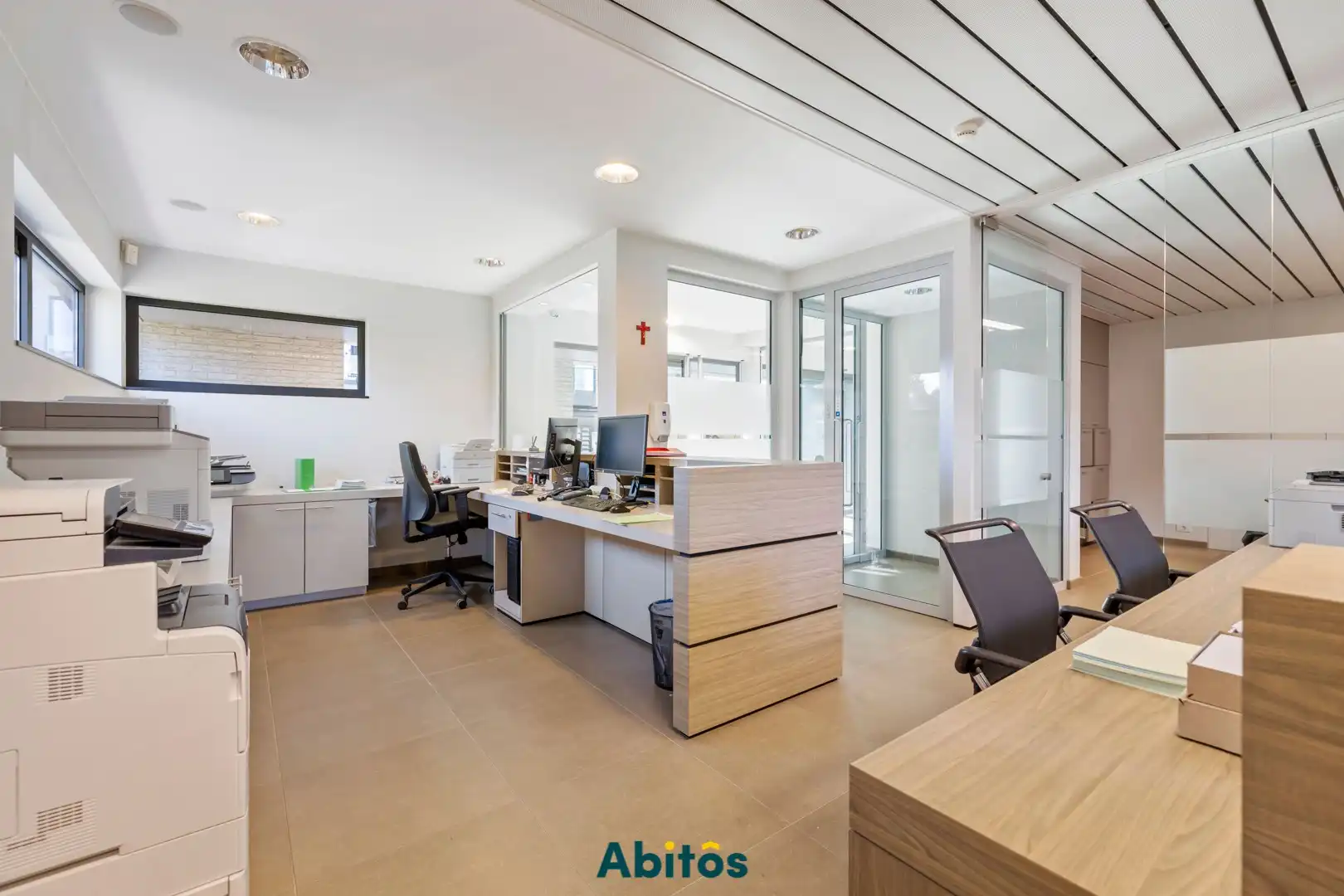 Commercieel gelegen handelspand of kantoorruimte in het hart van Landegem foto 2