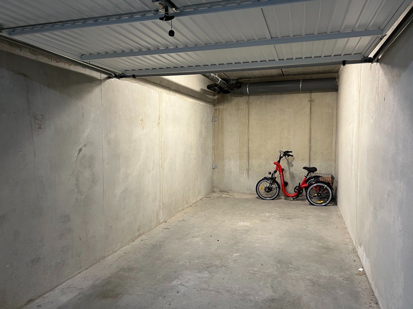 Ruime garage in een piekfijn complex! foto 2