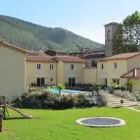 Gezellig Vakantiehuis met Uitzicht op Zwembad foto 8