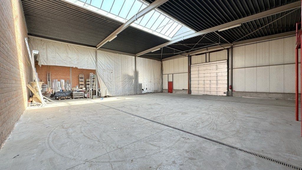Magazijn met kantoren te huur vlakbij A12 in Wilrijk foto 4