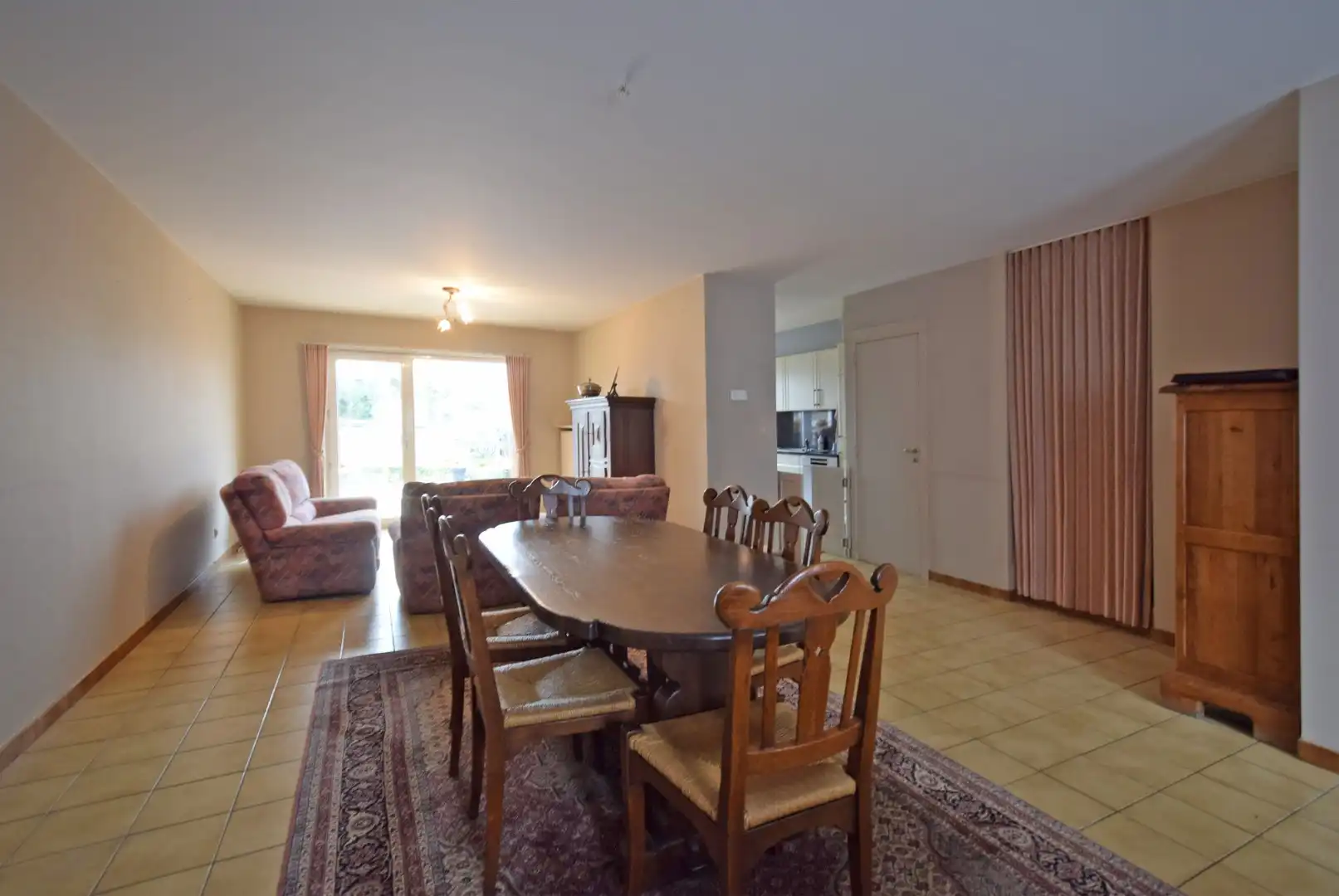 Charmante rijwoning met dubbele garage en ruime tuin in het centrum van Rumbeke foto 6