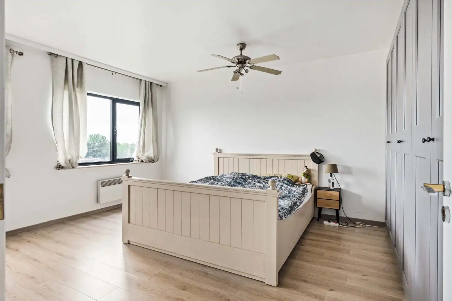 Instapklaar appartement met 2 slaapkamers, terras en autostaanplaats op centrale ligging in Merksem! foto 11