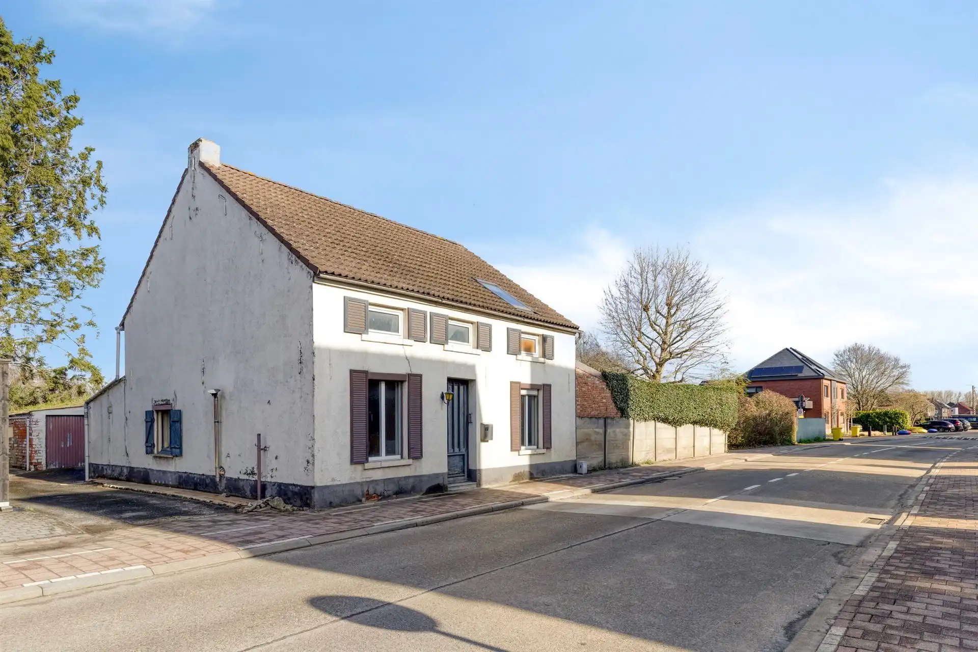 Te renoveren woning met veel potentieel foto 3