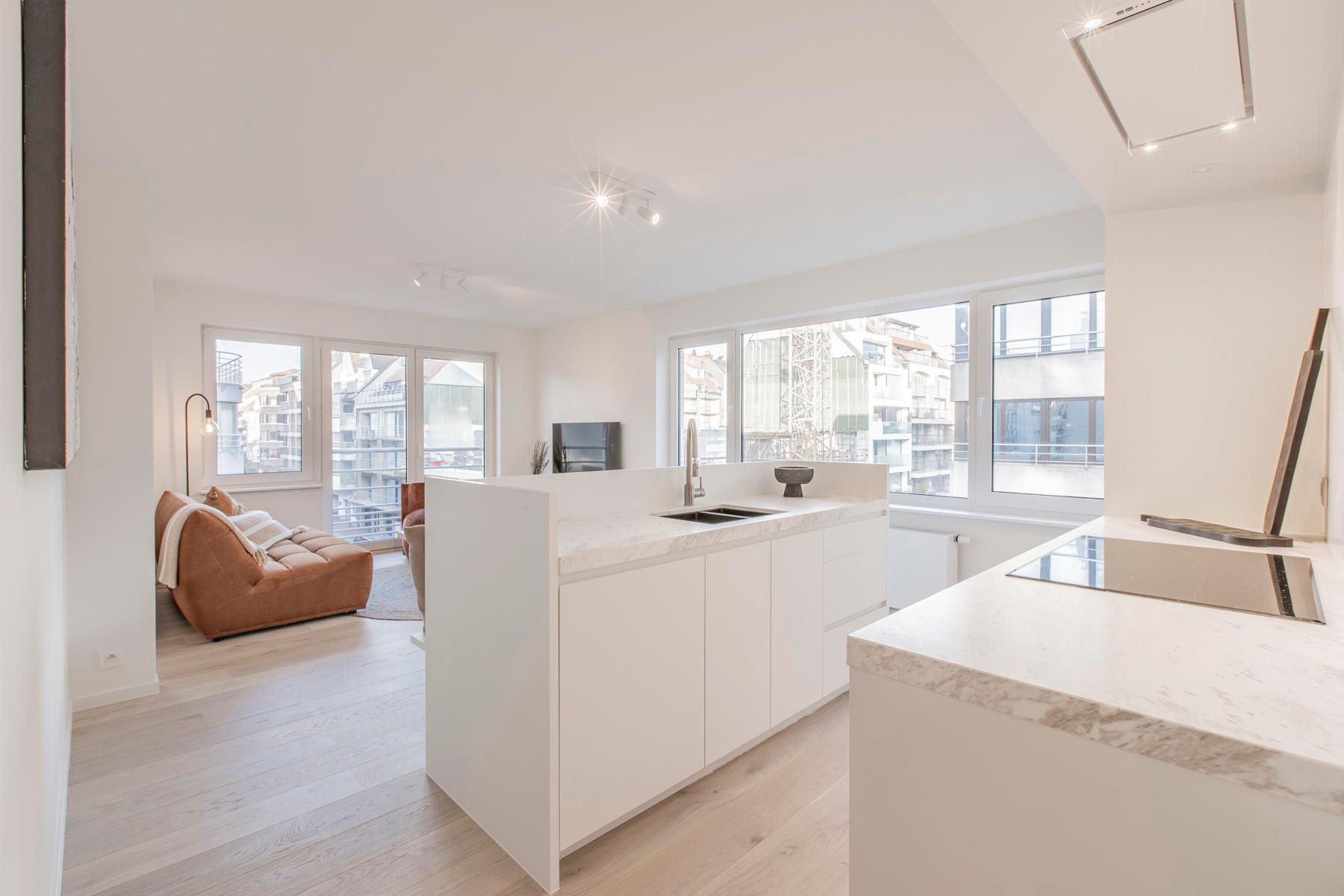 Gerenoveerd en centraal gelegen hoekappartement  foto {{pictureIndex}}