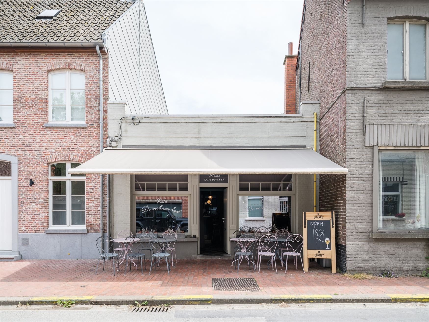 Unieke vastgoedkans in hartje Hansbeke. foto {{pictureIndex}}