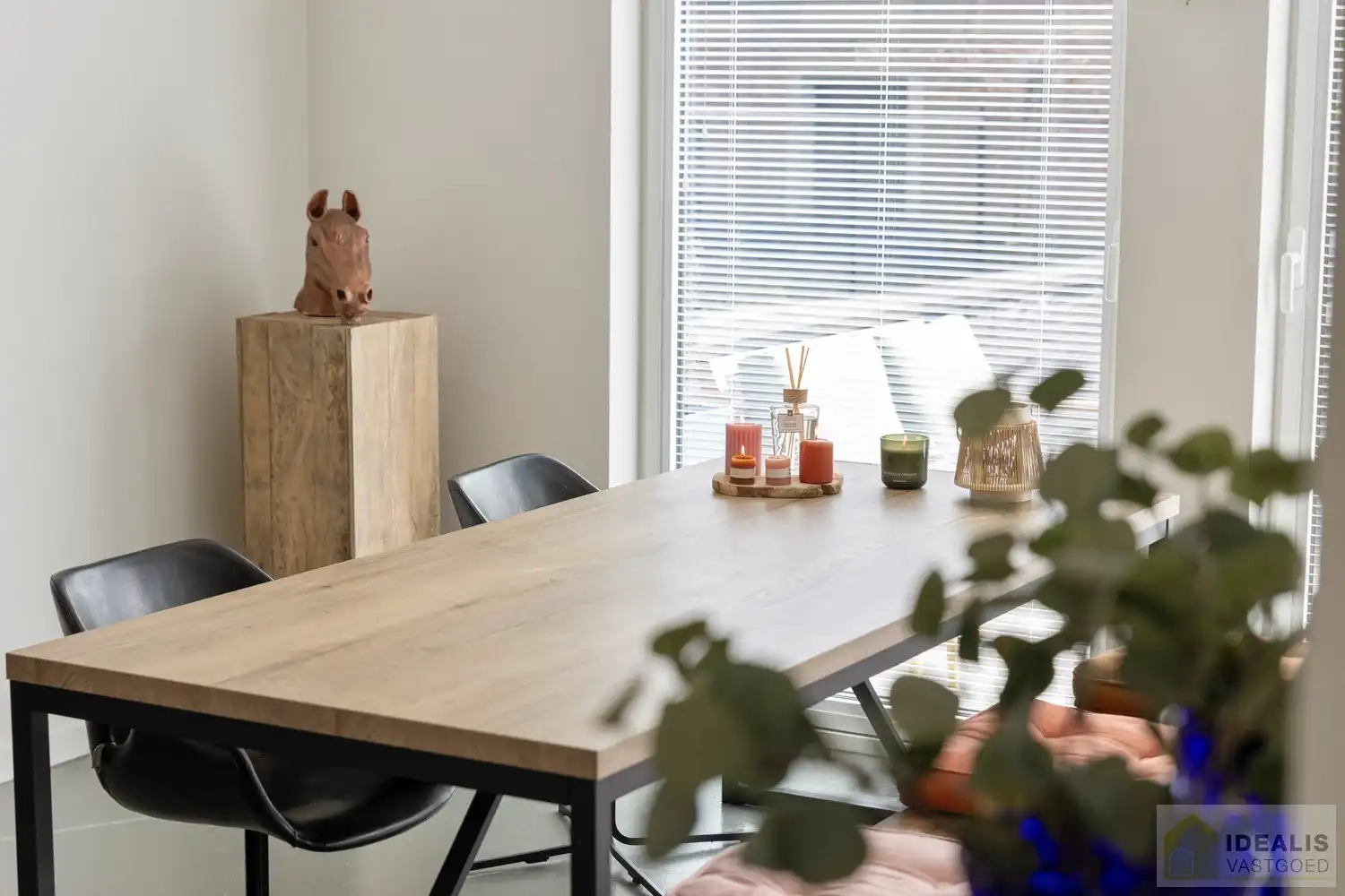 STATIG, STRAK EN UITERST RUIM COMPLEX MET HOOGSTAANDE AFWERKING EN OOG VOOR DETAIL. MOMENTEEL VOORZIEN VAN 3 SLAAPKAMERS, RIANTE LEEFRUIMTES ÉN UNIEKE LANDSCAPE KANTOORRUIMTES OP RESIDENTIËLE DOCH GUNSTIGE LOCATIE!! Dit exclusieve complex omvat maar liefst +-400m² netto bewoonbare oppervlakte! Kenmerkend aan dit statige pand is de unieke voorgevel die bezet is met keramische kunst van Pieter Stockmans. Gelegen op een residentiële locatie in een rustige woonstraat doch op enkele minuten van het centrum van Genk! foto 23
