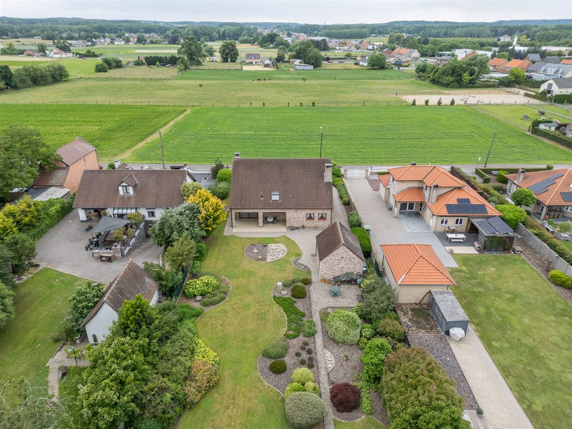 Landelijk villa in Scherpenheuvel-Zichem, 5 slpks, garages, omringd door agrarisch gebied. EPC C. foto 2