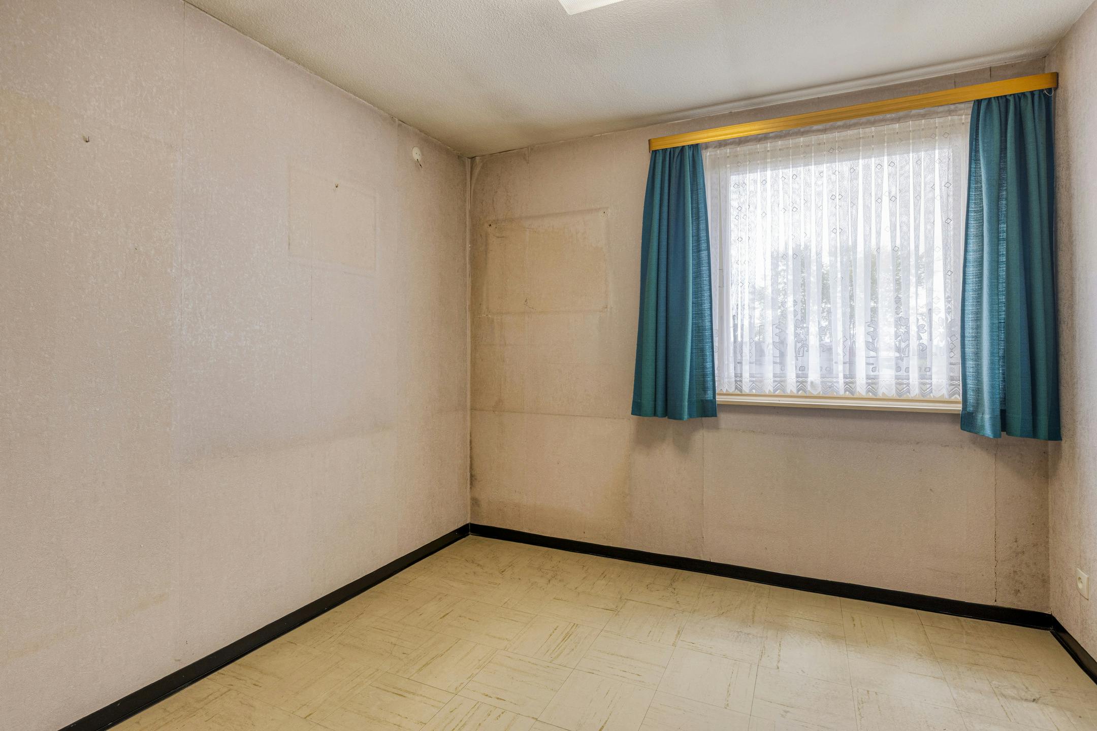 Woning met 4 slaapkamers, tuin en garage te Veurne op 521m². foto 13