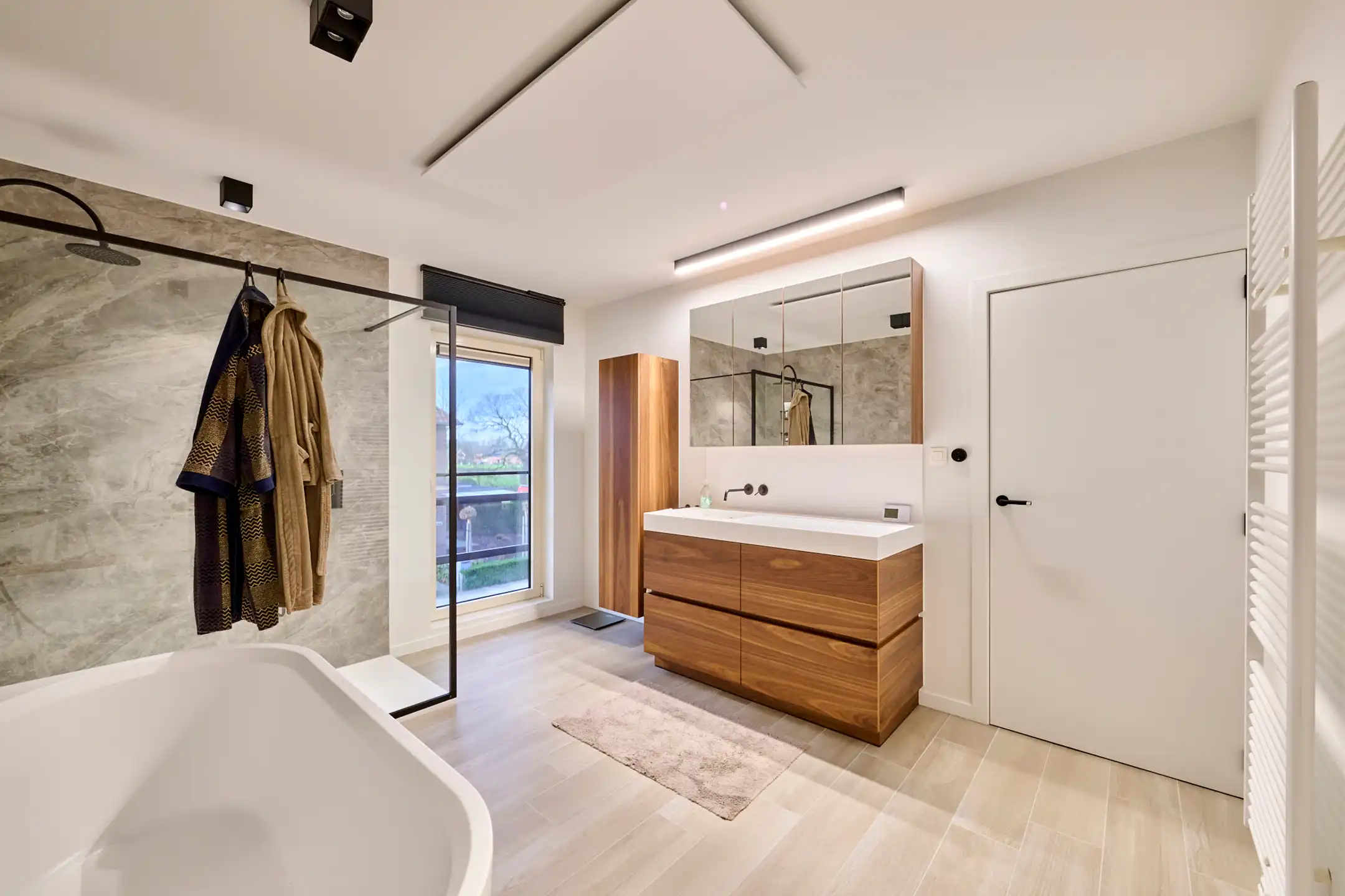 VOLLEDIG VERNIEUWD RUIM EN HOOGWAARDIG AFGEWERKT APPARTEMENT foto 6