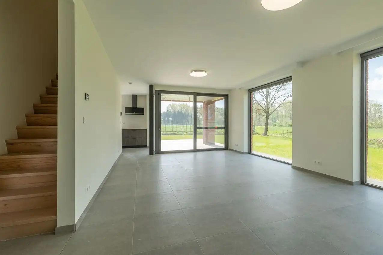 Nieuwbouwwoning, gunstig gelegen, 3 slpk, tuin, carport foto 6