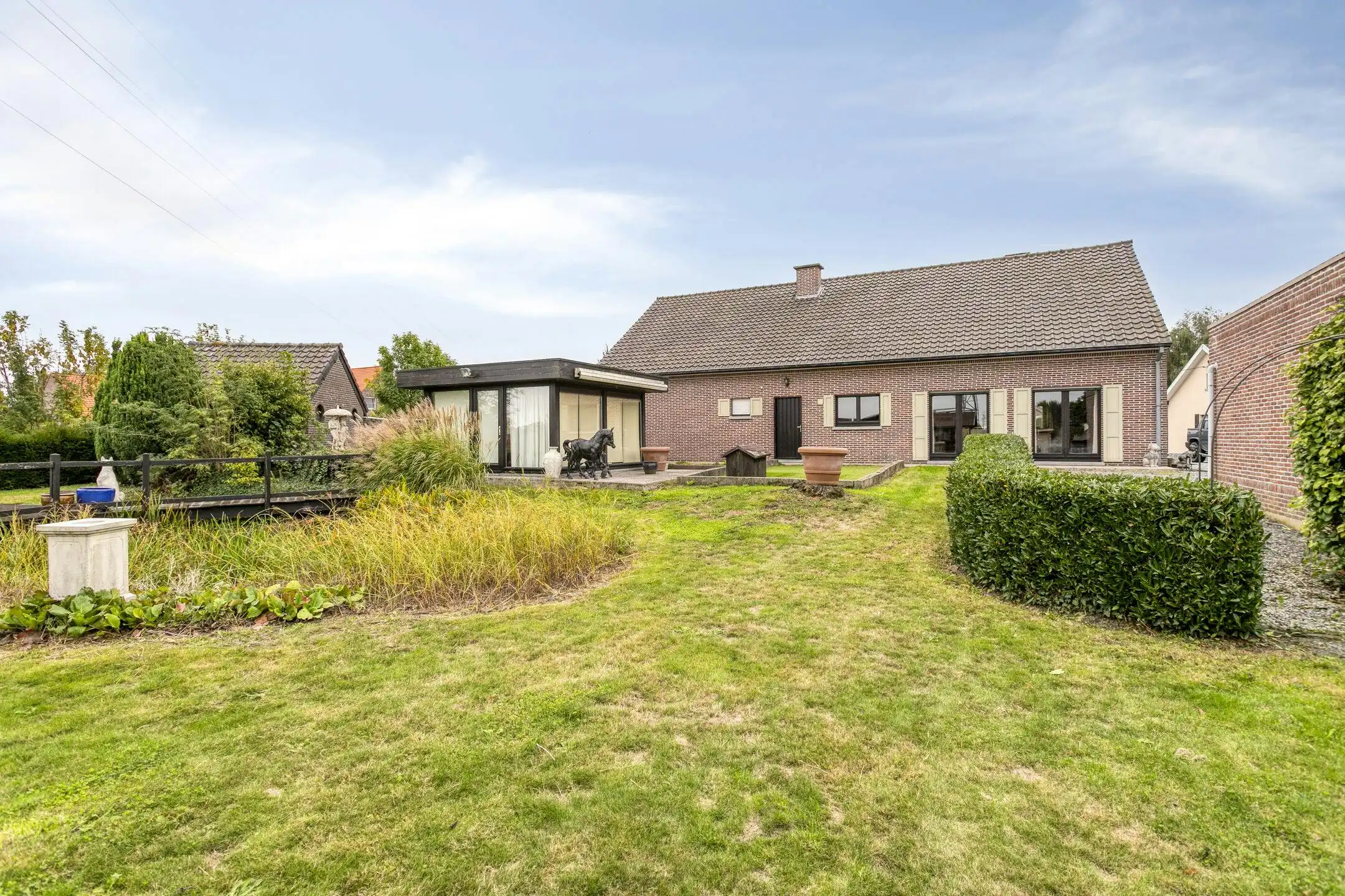 Hoofdfoto van de publicatie: Gelijkvloers huis op ruim perceel te koop in Waregem