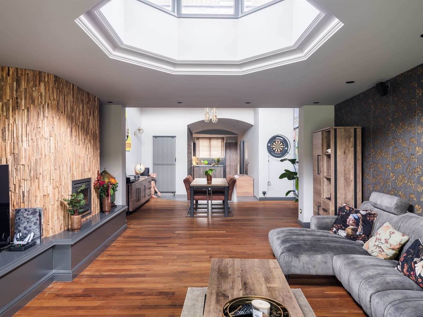 Loftgevoel achter een klassieke gevel; woning met verrassend interieur in centrum Zelzate. foto {{pictureIndex}}