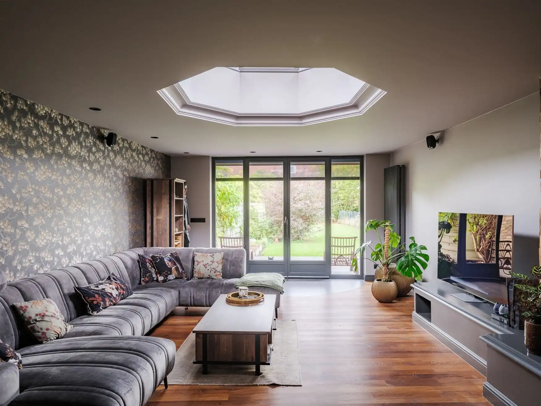 Loftgevoel achter een klassieke gevel; woning met verrassend interieur in centrum Zelzate. foto {{pictureIndex}}