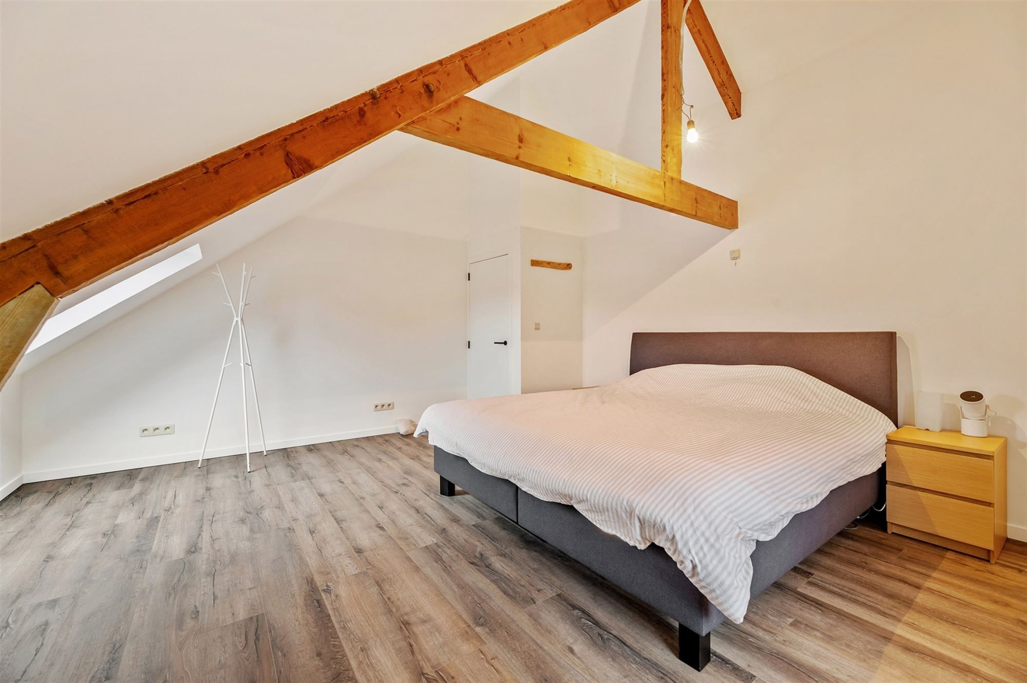 PRACHTIG GERENOVEERDE WONING MET RUIME GARAGE OP IDEALE LIGGING! foto 14