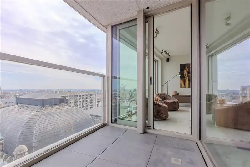 High-end gemeubeld 1-slaapkamerappartement in de iconische Antwerp Tower foto 4