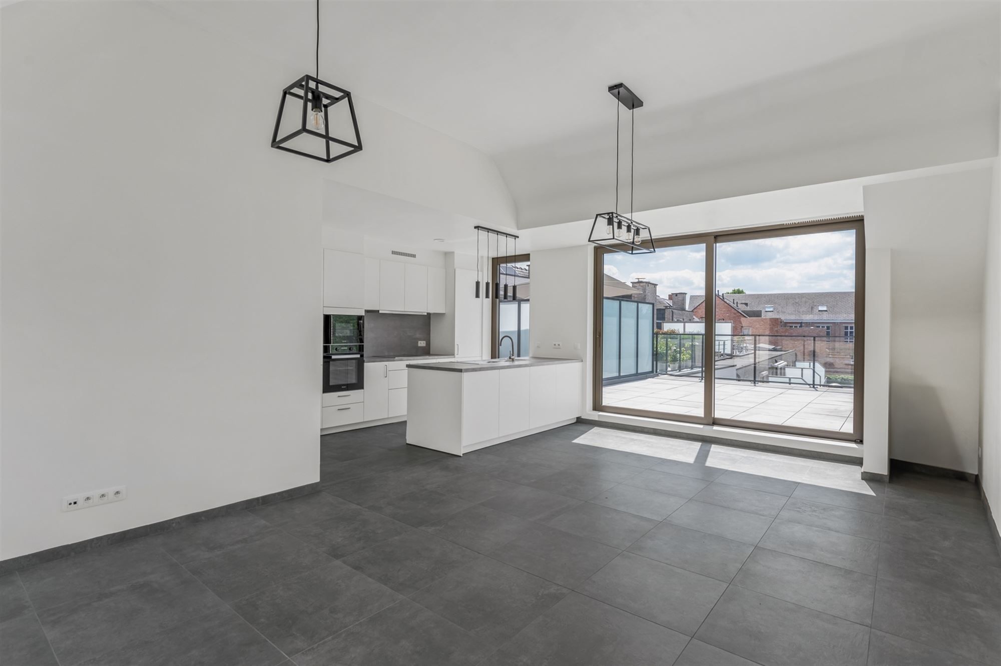 Ruim dakappartement met knap terras, in het landelijke dorpscentrum van Grasheide. foto 2