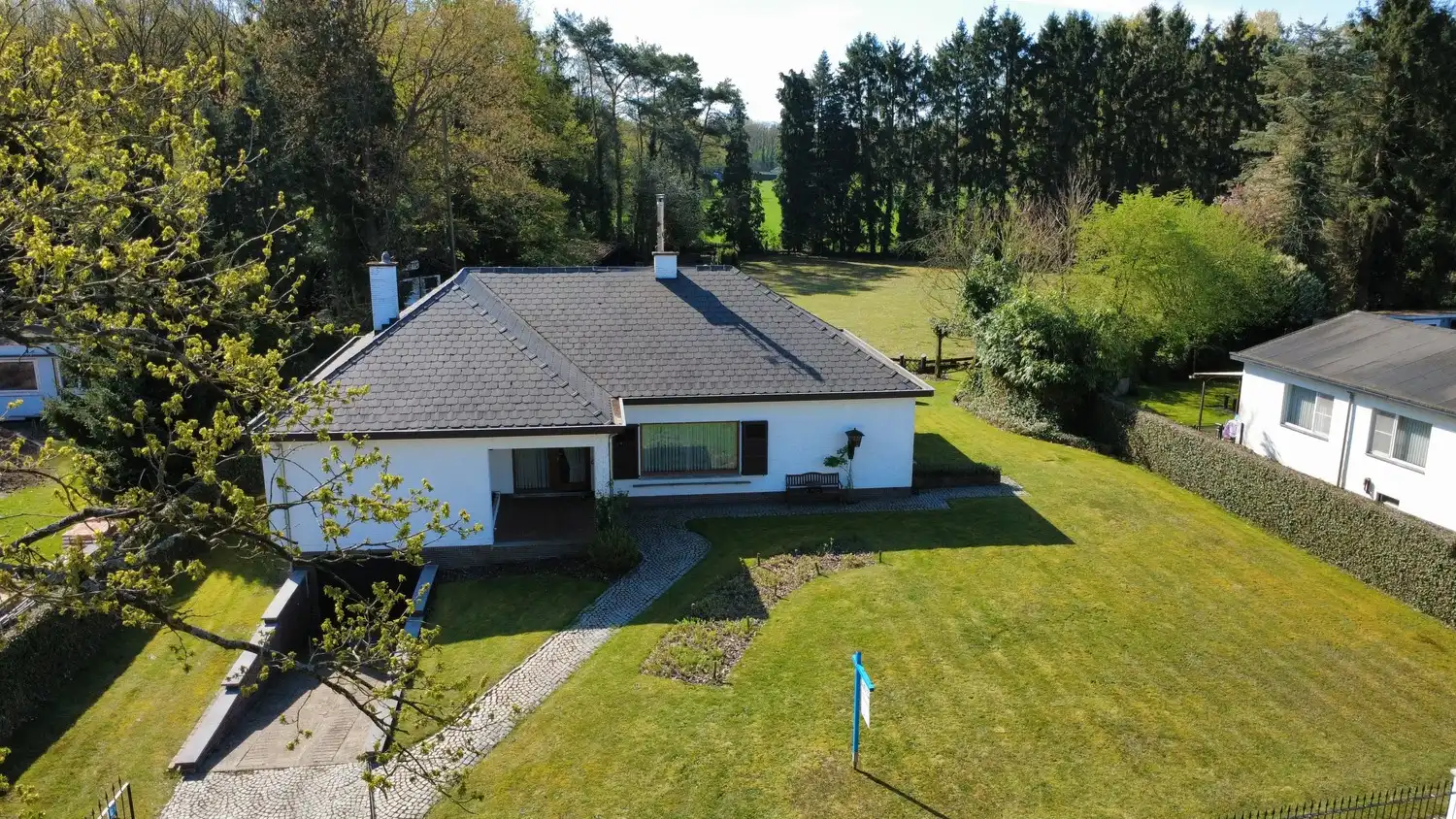 Uniek gelegen vrijstaande gezinswoning met 3 slaapkamers midden in de natuur op een perceel van 54 are in As centrum! foto 2