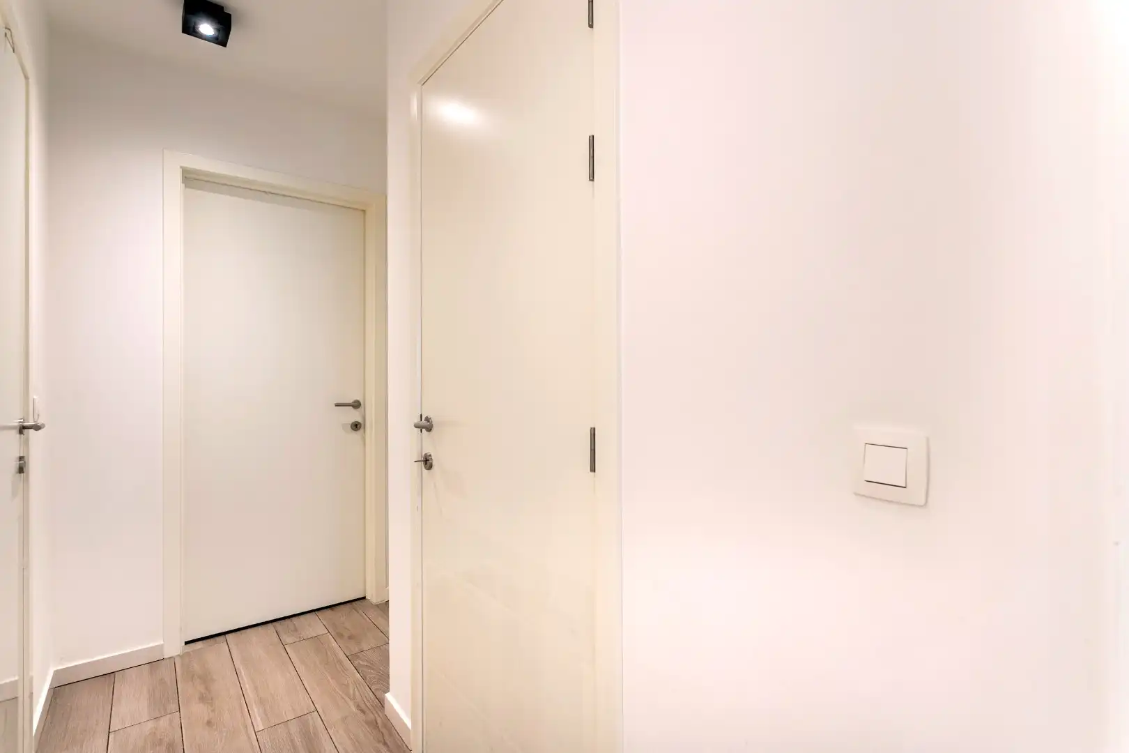 Recent gelijkvloers appartement met terras in Halle foto 8