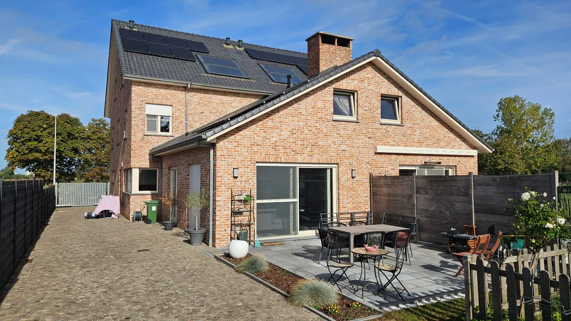 Uiterst ruime woning met 3 slk, 2 garages en tuin foto 11