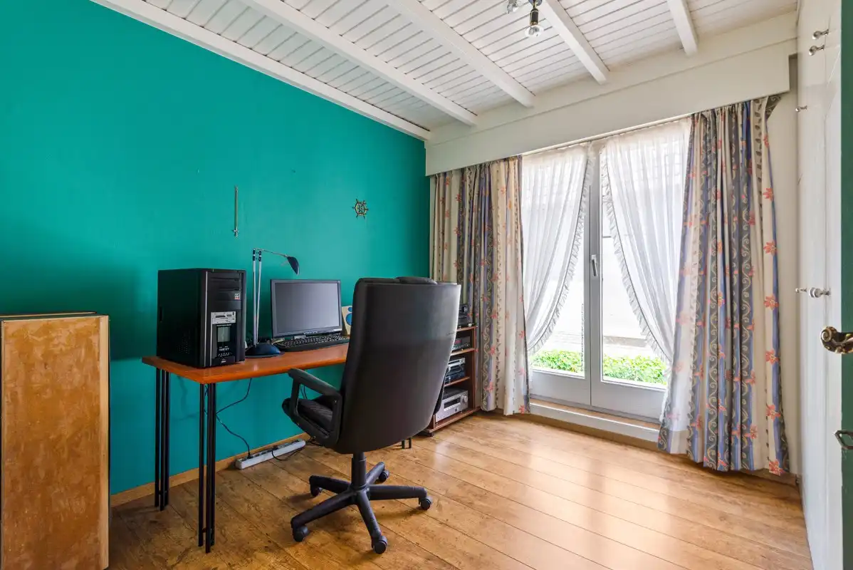 Gelijkvloerswoning met 3 - 4 slaapkamers, garage & prachtig omheinde tuin. foto 6