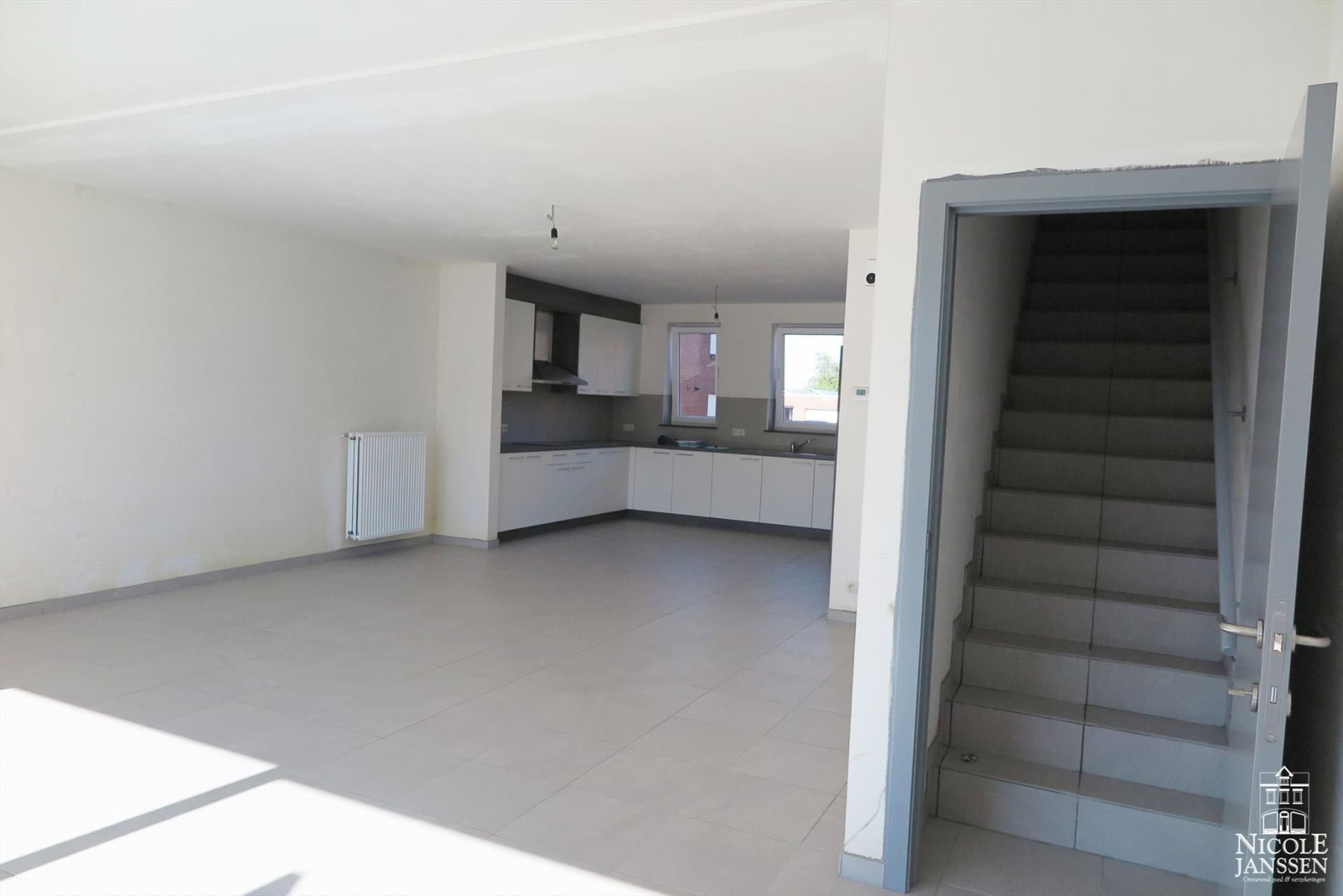 Halfvrijstaande nieuwbouwwoning met drie slaapkamers en carport foto 3