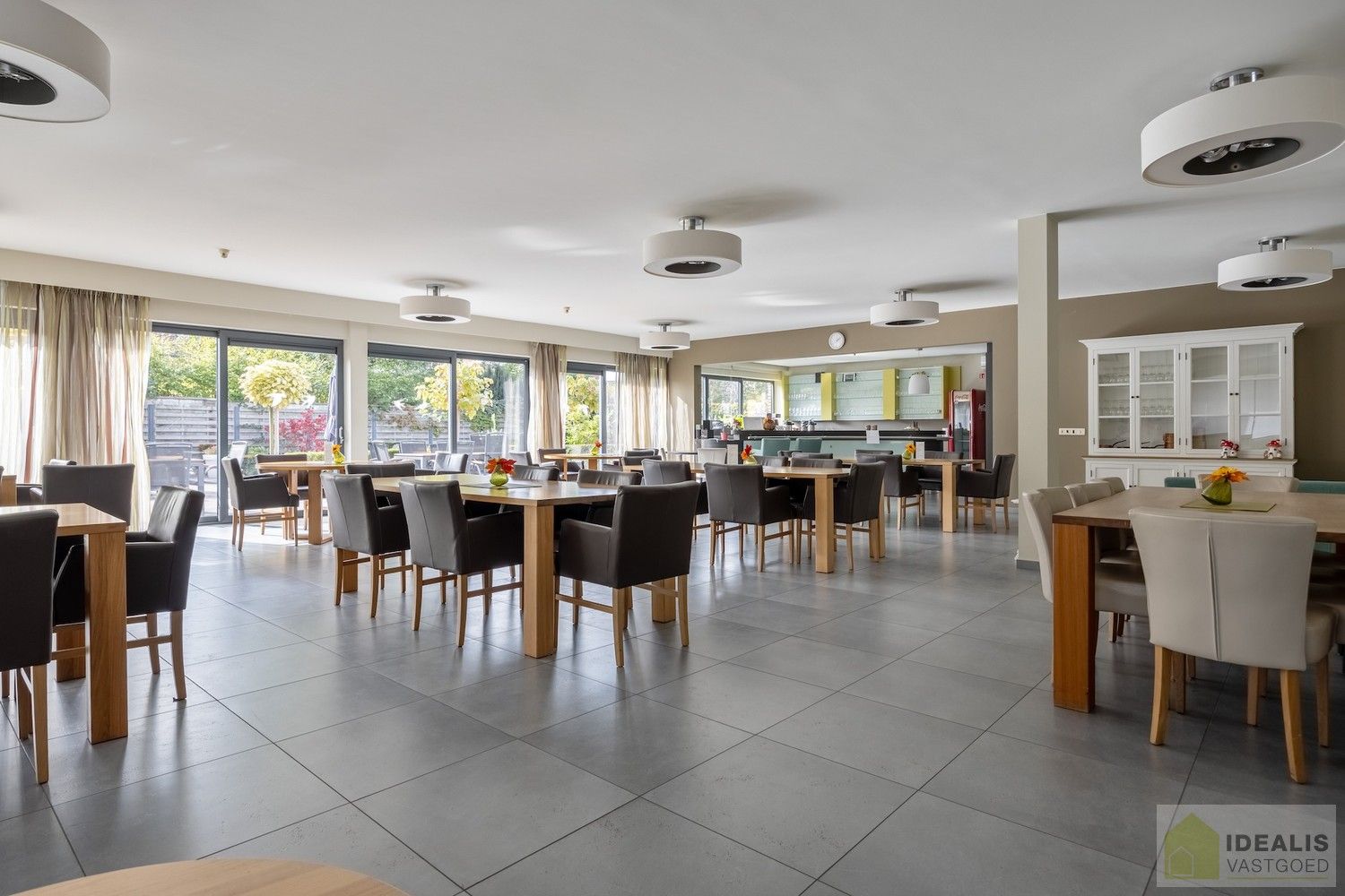 IDEALIS VASTGOED – HOOGWAARDIG AFGEWERKTE ASSISTENTIE-APPARTEMENT IN RESIDENTIE NUMA OP EEN TOPLOCATIE. Gelegen op de 2de verdieping met een bewoonbare oppervlakte van ca. 60m² biedt dit knappe assistentie-appartement een aangename leefruimte met aansluitend een zonnig overdekt terras, uitgeruste keuken en een ruime slaapkamer met veel lichtinval! Daarnaast kan er gebruik gemaakt worden van de talrijke gemeenschappelijke ruimtes en kan men aangenaam vertoeven in de prachtige gemeenschappelijke tuin, een oase van rust! foto 21