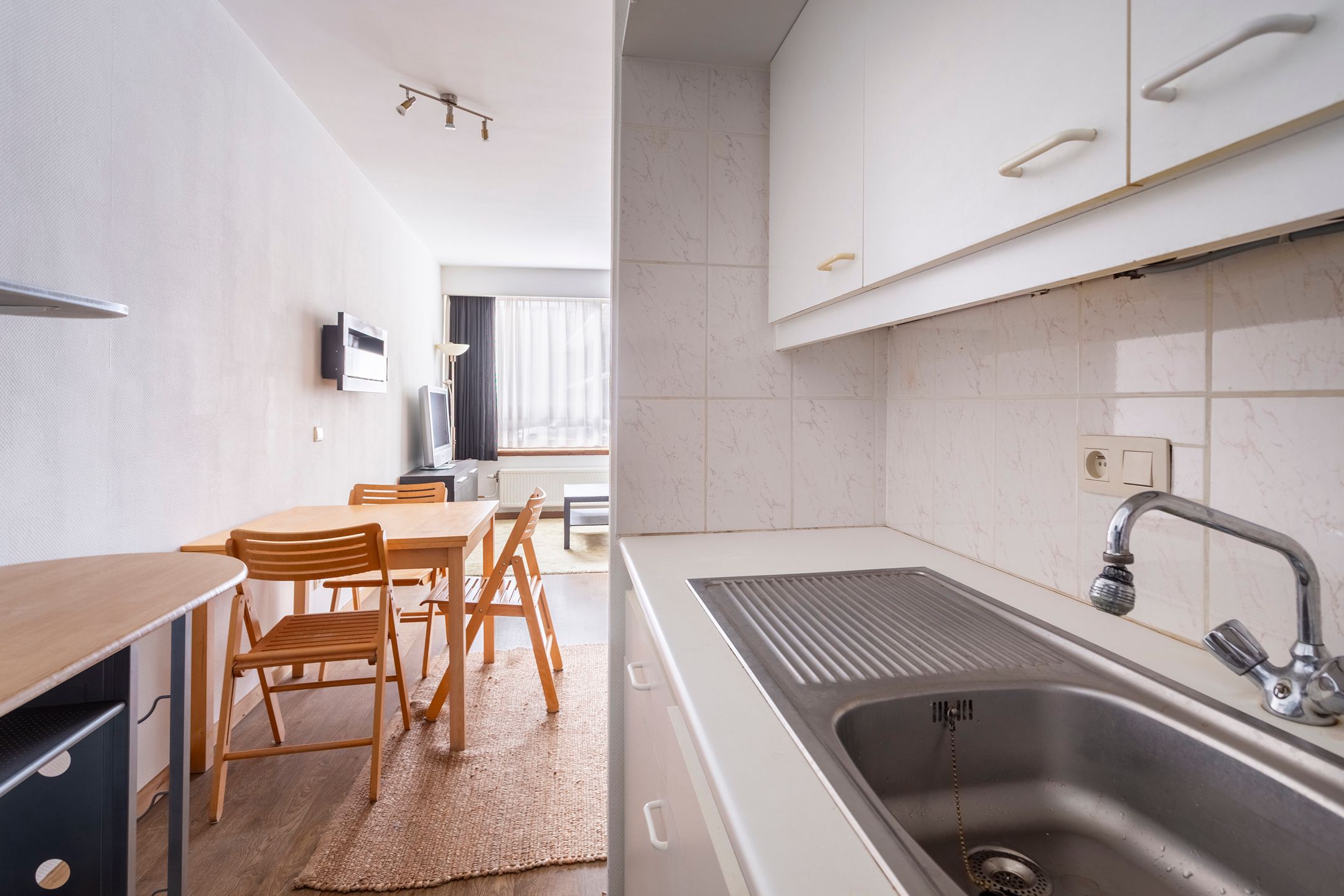 volledig gemeubeld studioappartement aan het Theaterplein foto 11