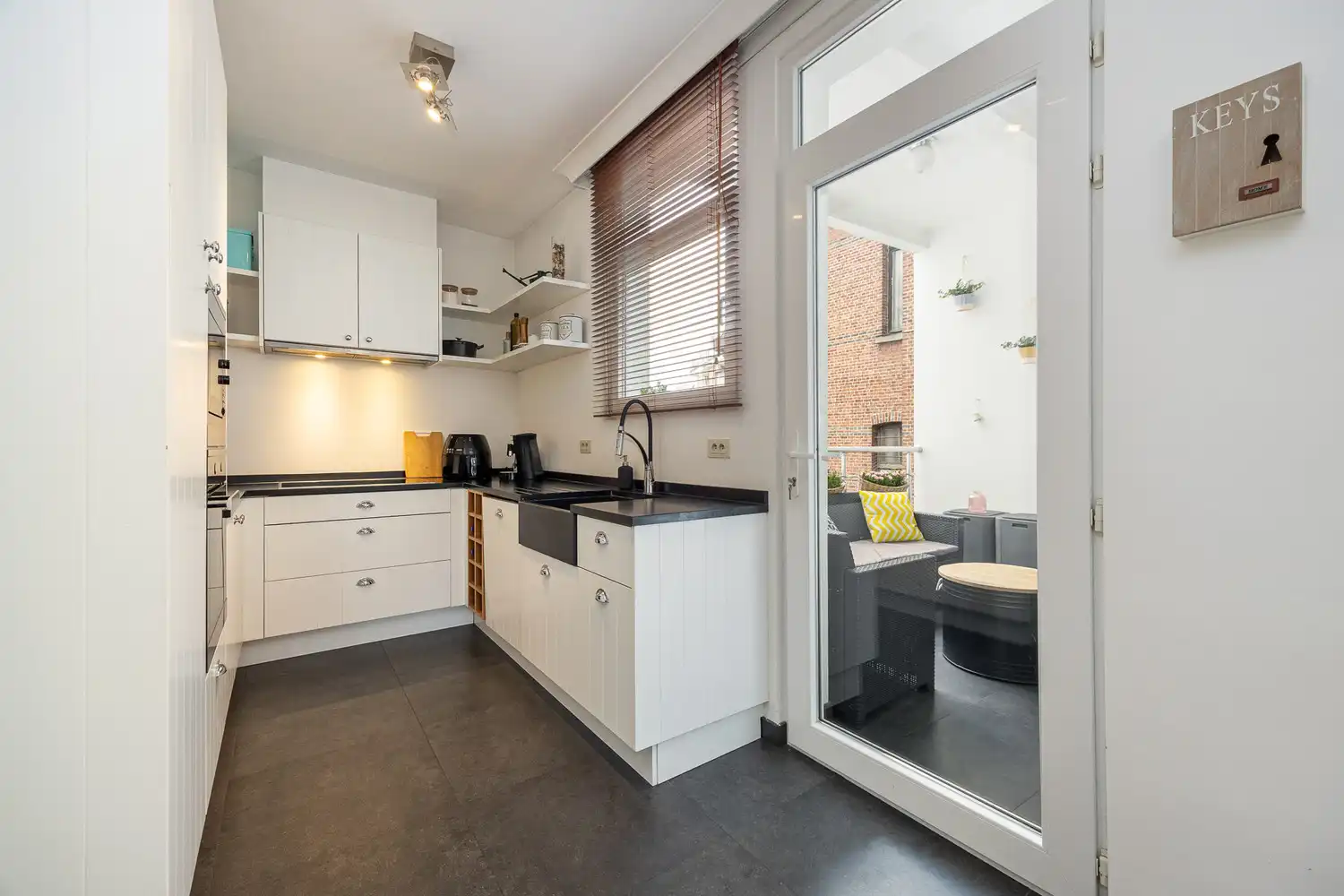 Gerenoveerd 3-slpk appartement van 130 m² met terras in Klein-Antwerpen foto 18