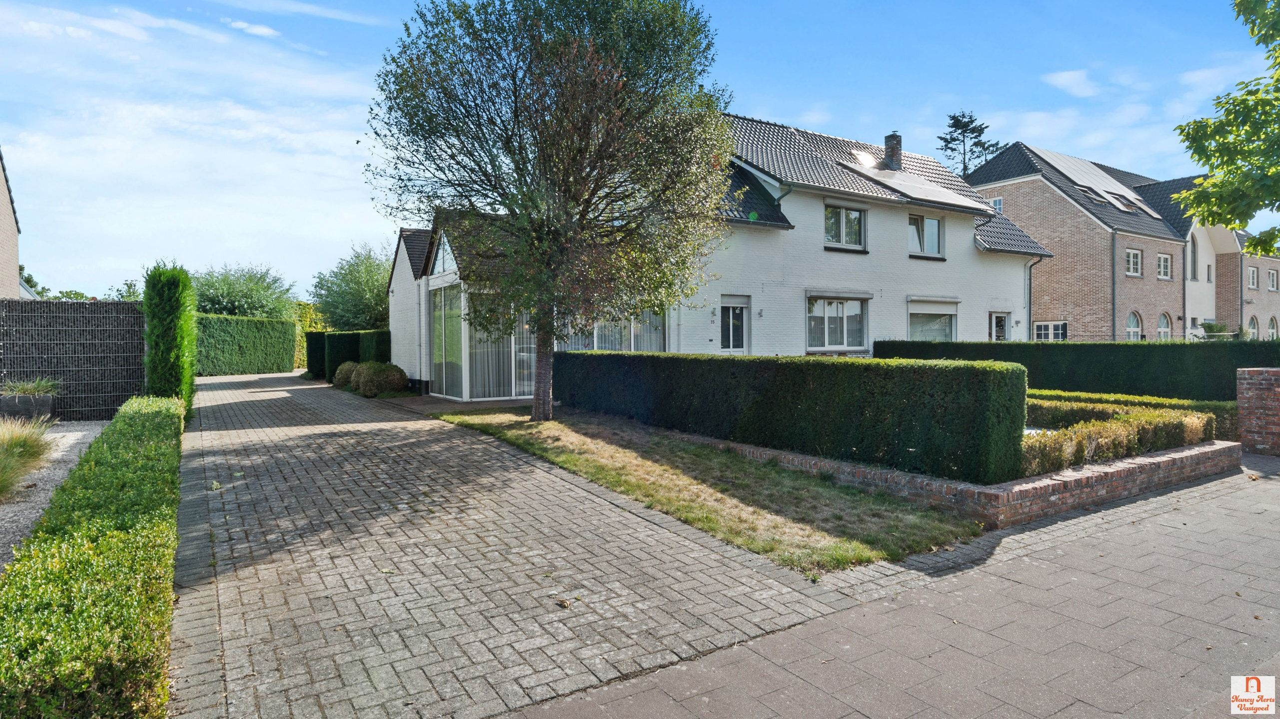 Instapklare woning met uitzonderlijk grote tuin met vijver foto 3