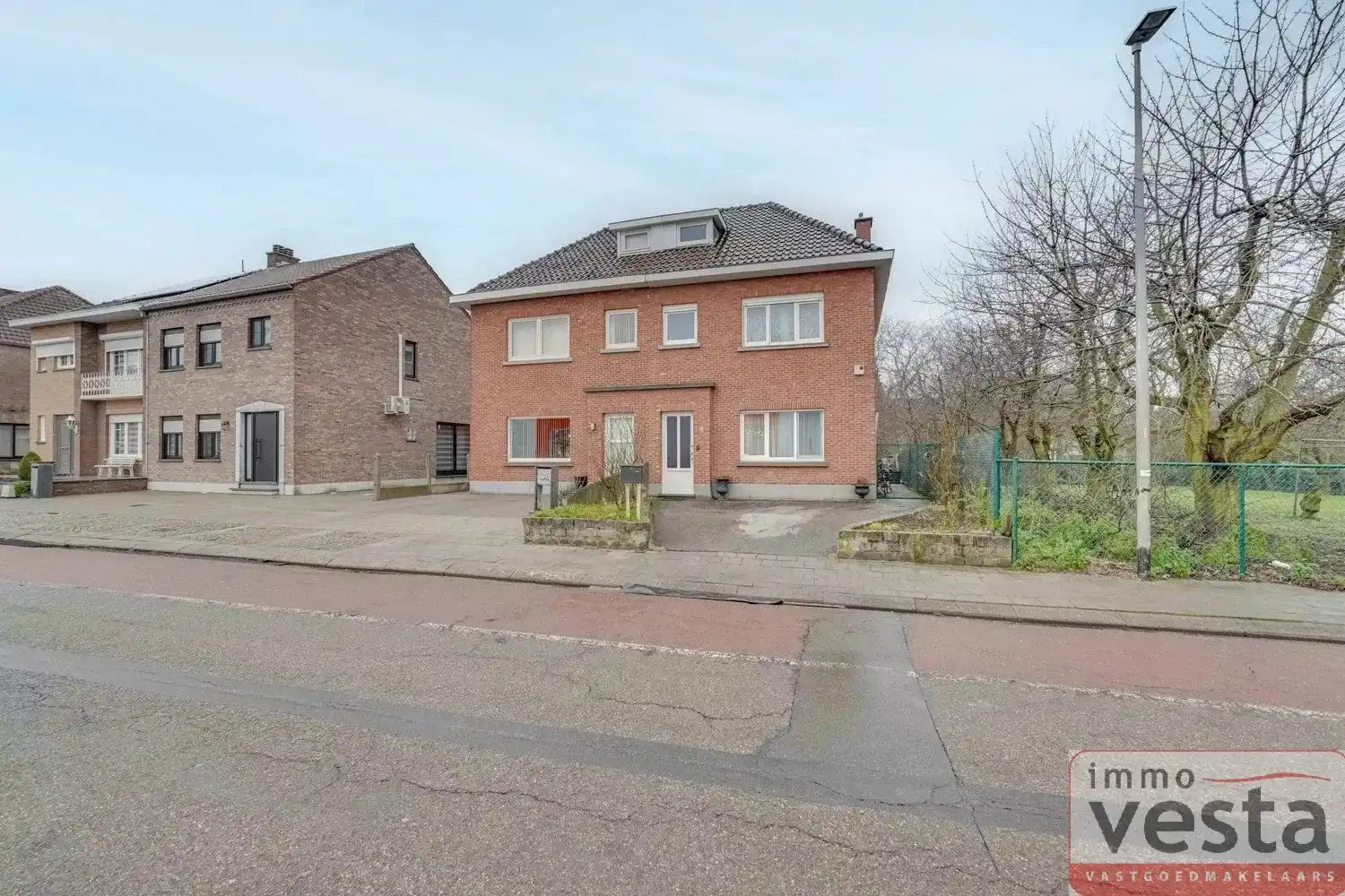 Hoofdfoto van de publicatie: Ruime, te renoveren halfopen woning