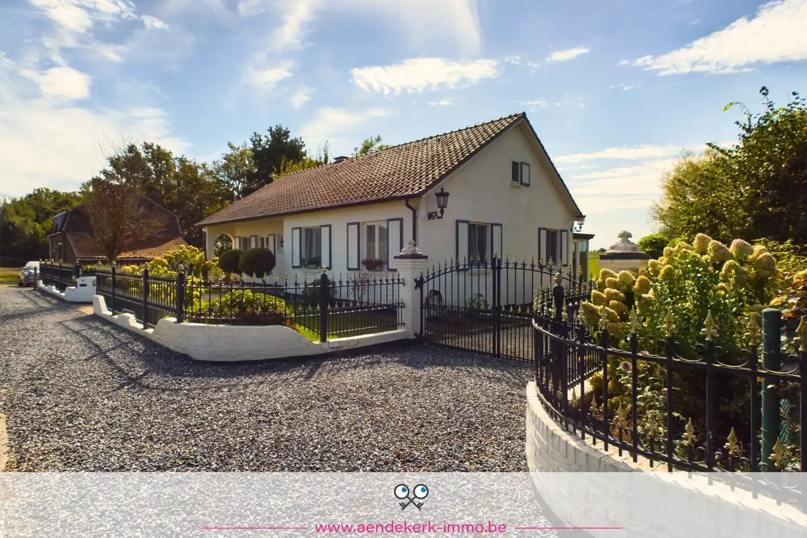 Vrijstaande woning met veel ruimte en een rustige ligging aan het water foto {{pictureIndex}}