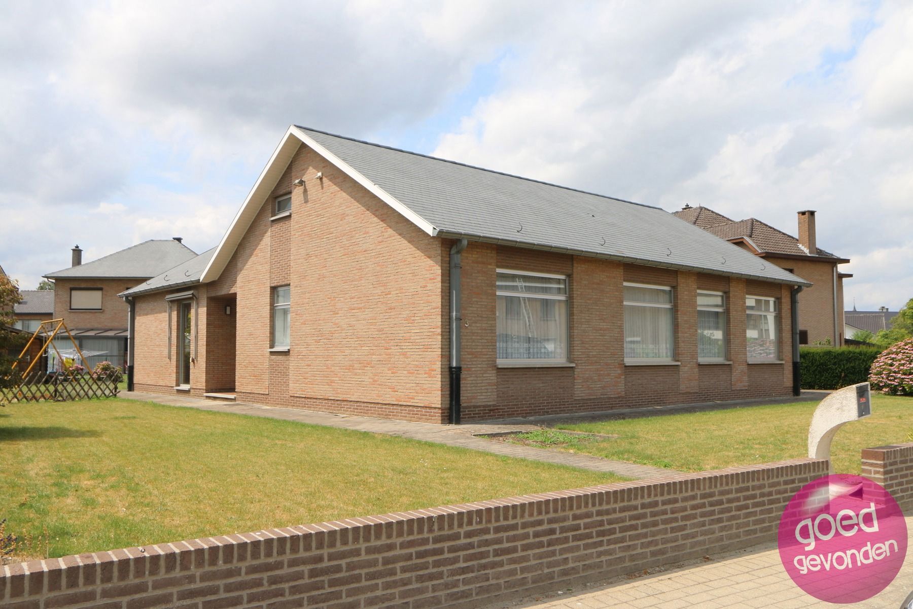 Hoofdfoto van de publicatie: GELIJKVLOERSE WONING - 4 SLK - TUIN - GARAGE - CENTRAAL - RUST