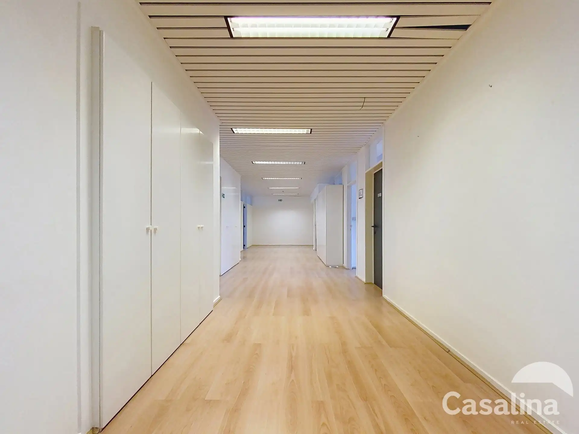 Ruime kantoorruimtes van 564 m², ideaal gelegen met parkings foto 12