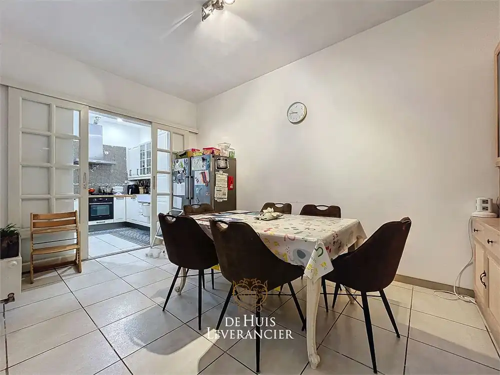 RUIME woning te koop (8 slpks, 2 badk) die ook perfect als tweewoonst kan dienen foto {{pictureIndex}}