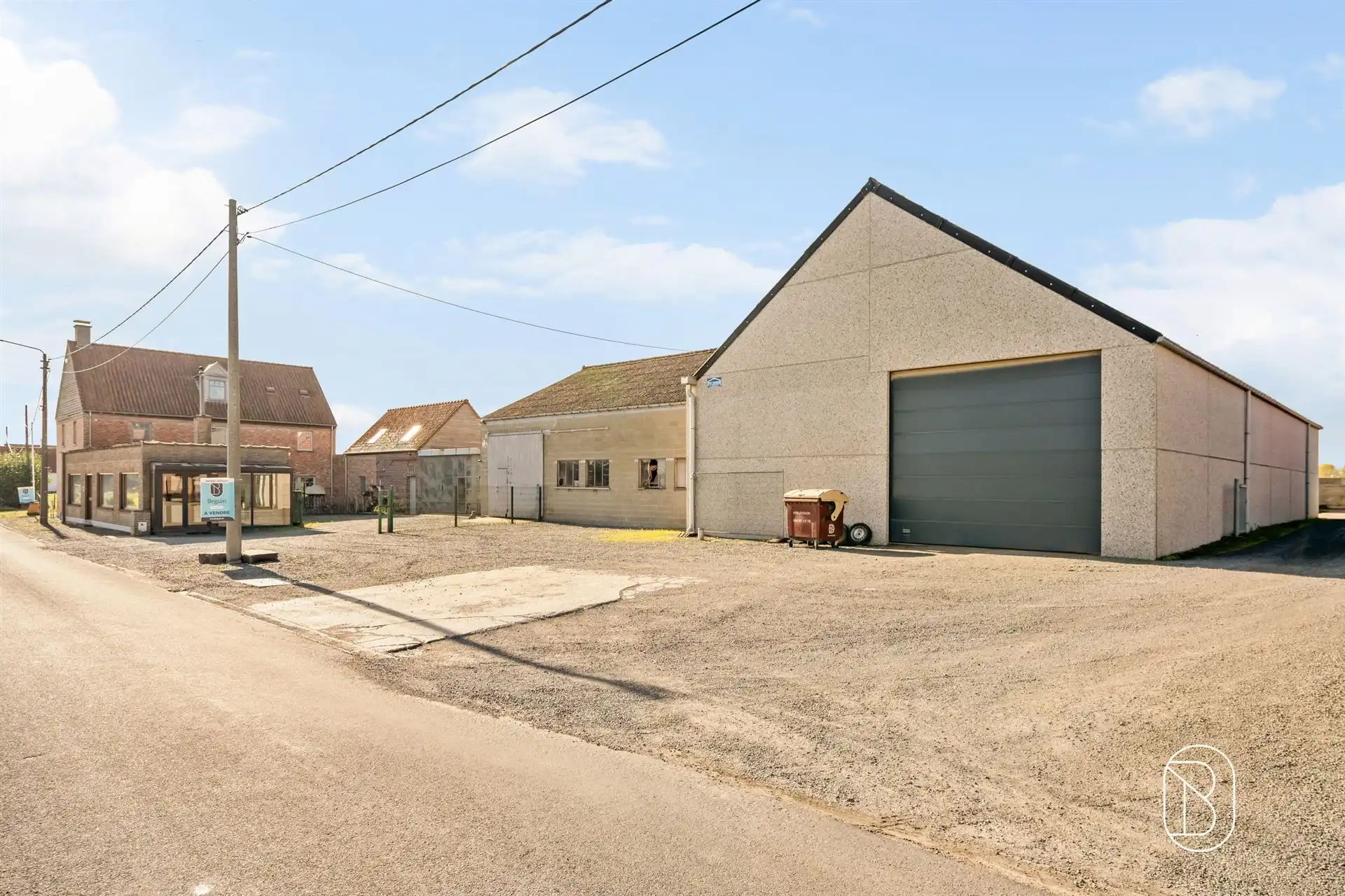Recente woning met 2 loodsen en zwembad in Escanaffles foto 2