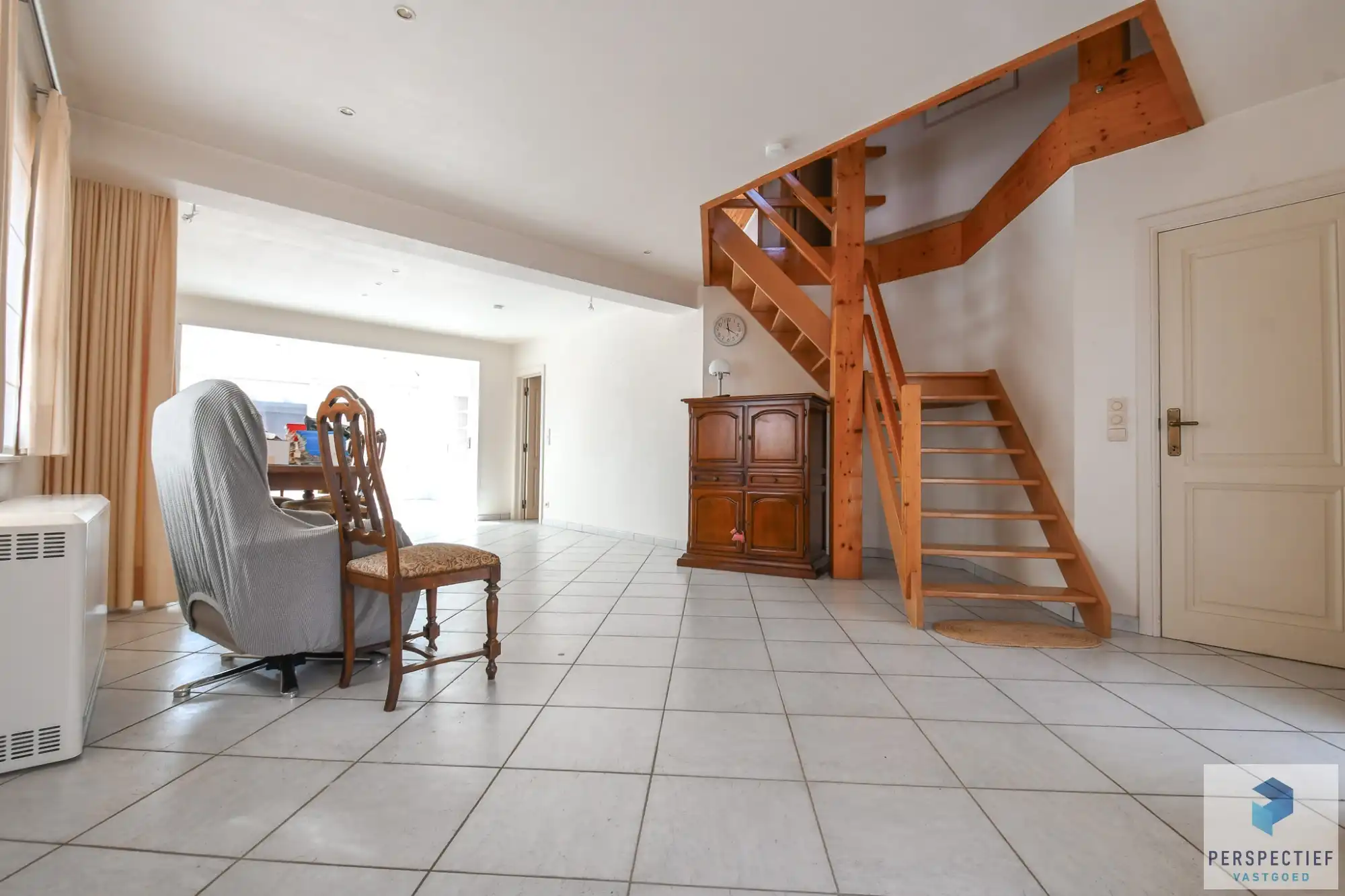 Unieke villa met dubbele garage en opslagplaats/ loods in rustige omgeving foto 6