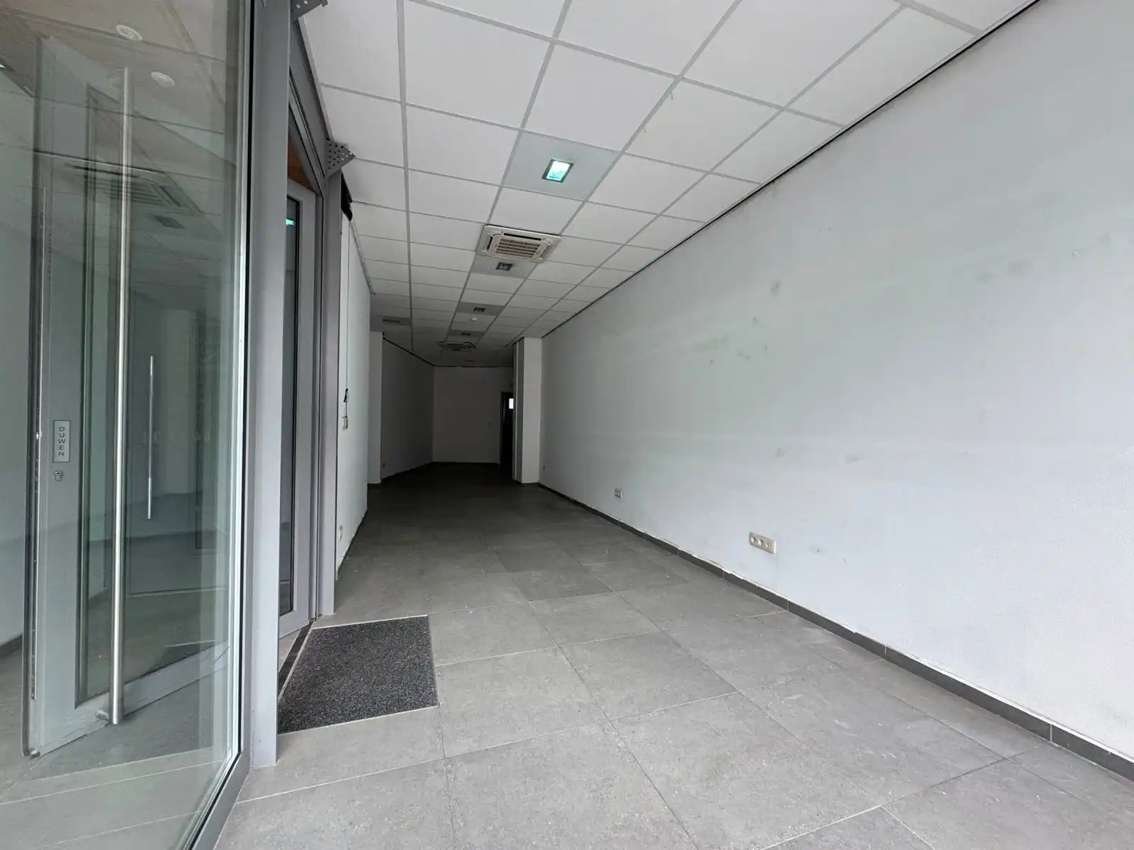 Commerciële ruimte in hoofdstraat foto 2