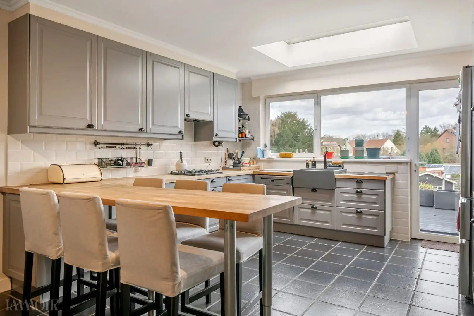 Veelzijdig commercieel pand met ruime woonst, terras en tuin. foto 12