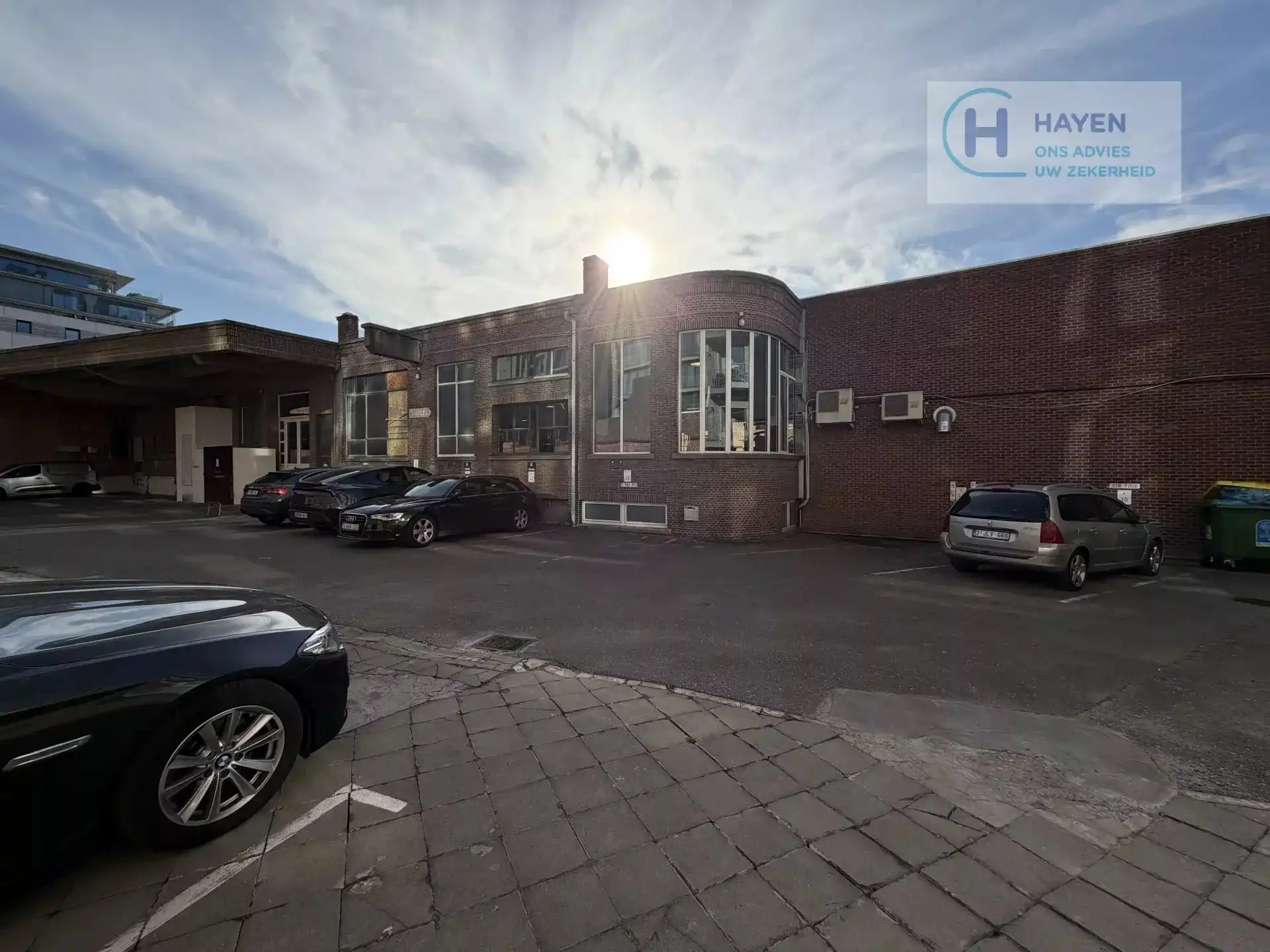 Parkeerplaats in overdekte afgesloten parking foto 5