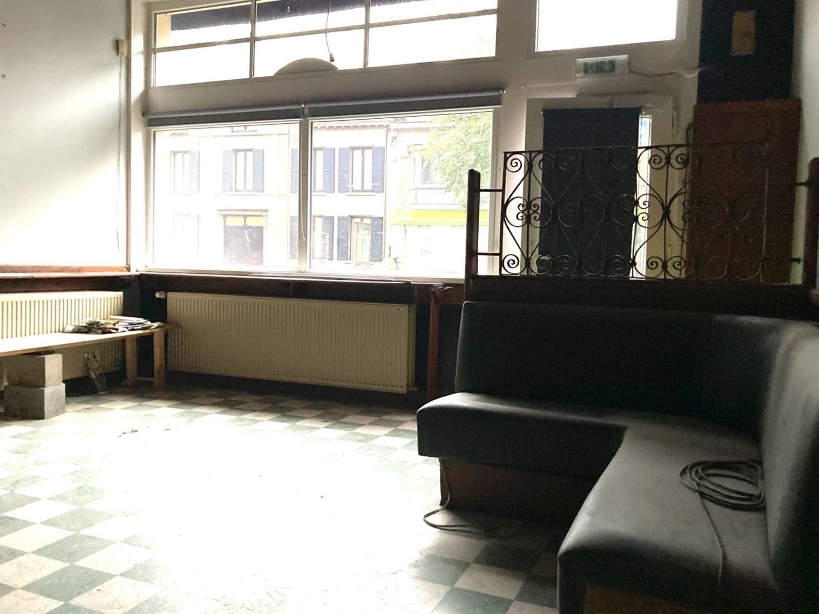 Polyvalent handelshuis met bovenwoonst aparte ingang en in 2 straten uitkomend. foto 9